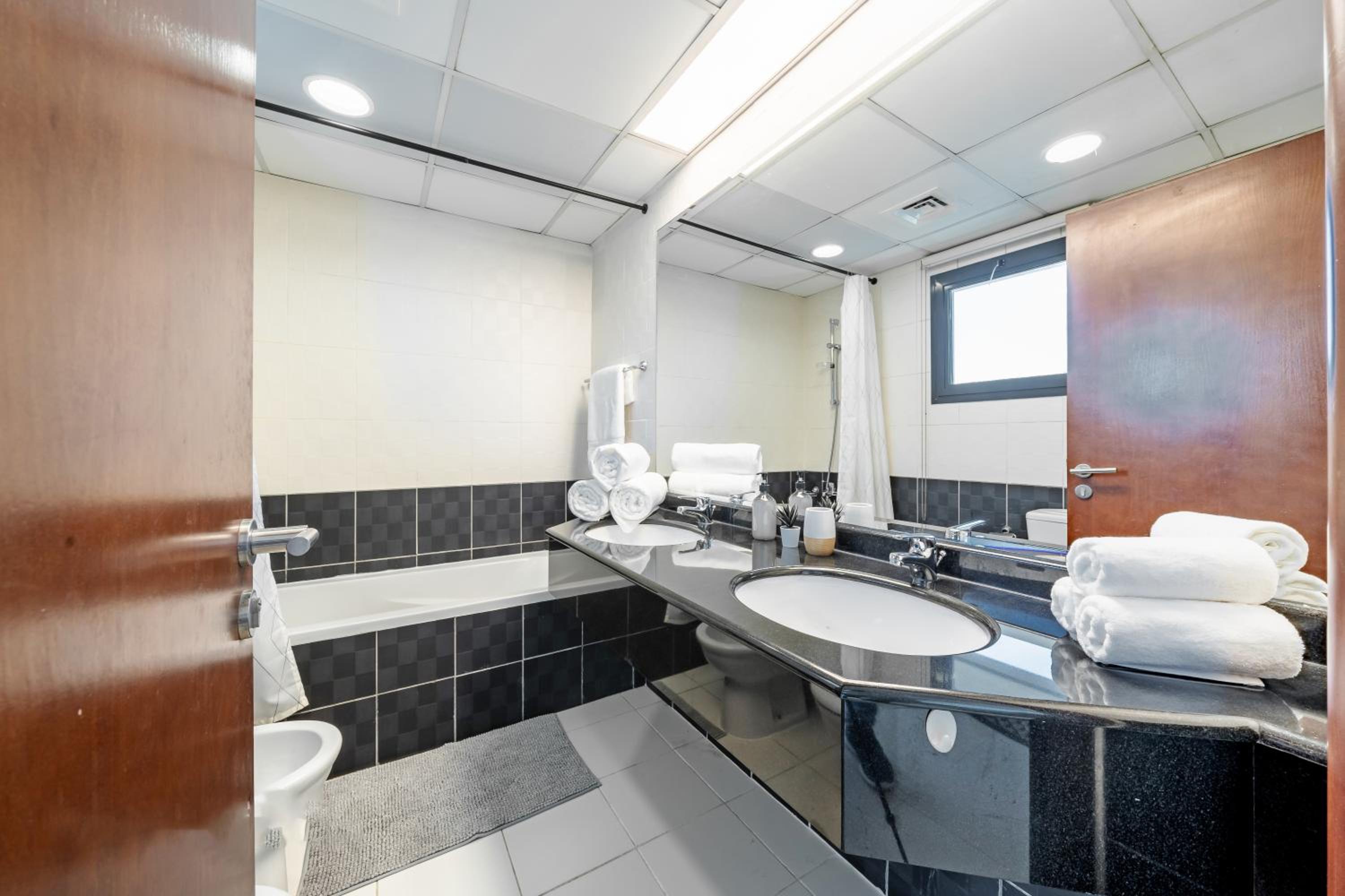 Spacious 3BR with 180˚ Dubai Marina Views