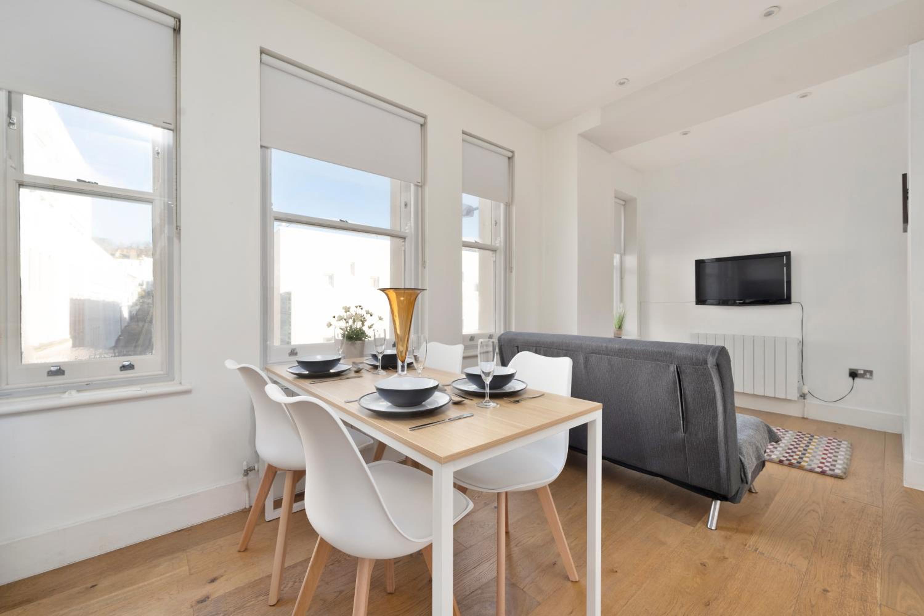 The i360 flat, penthouse, sea view, large private roof terrace, central Brighton 2 bedroom, up to 6 guests view 3