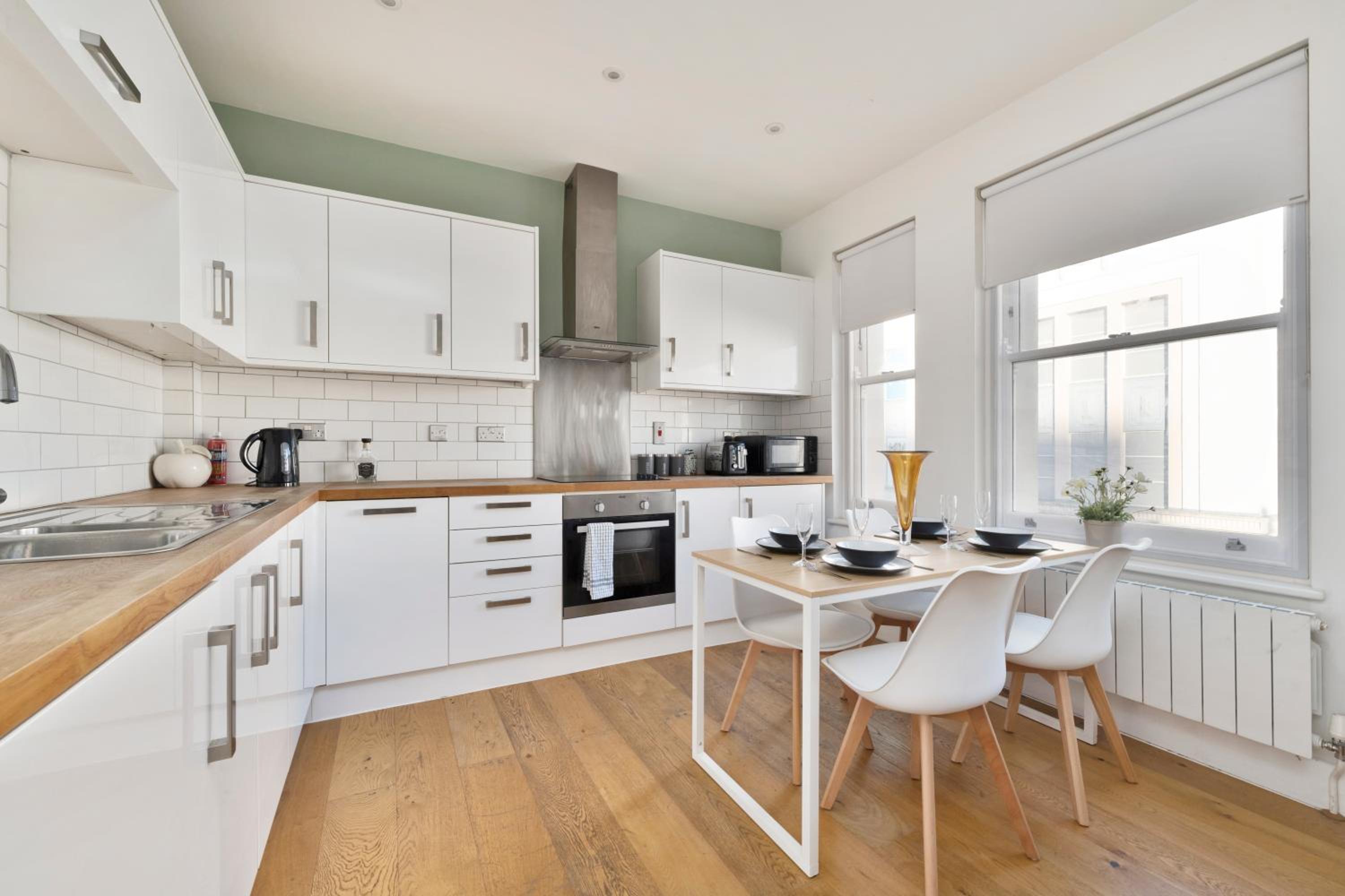 The i360 flat, penthouse, sea view, large private roof terrace, central Brighton 2 bedroom, up to 6 guests view 2