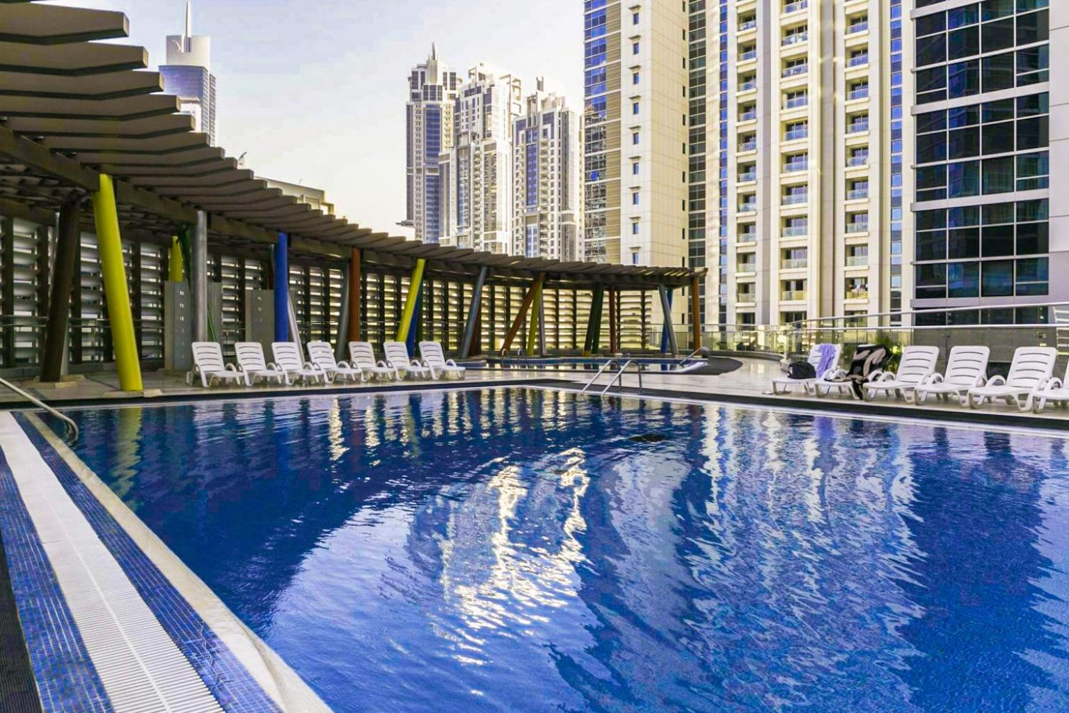HiGuests - Roomy Apt With Infinity Pool Close to Burj Khalifa