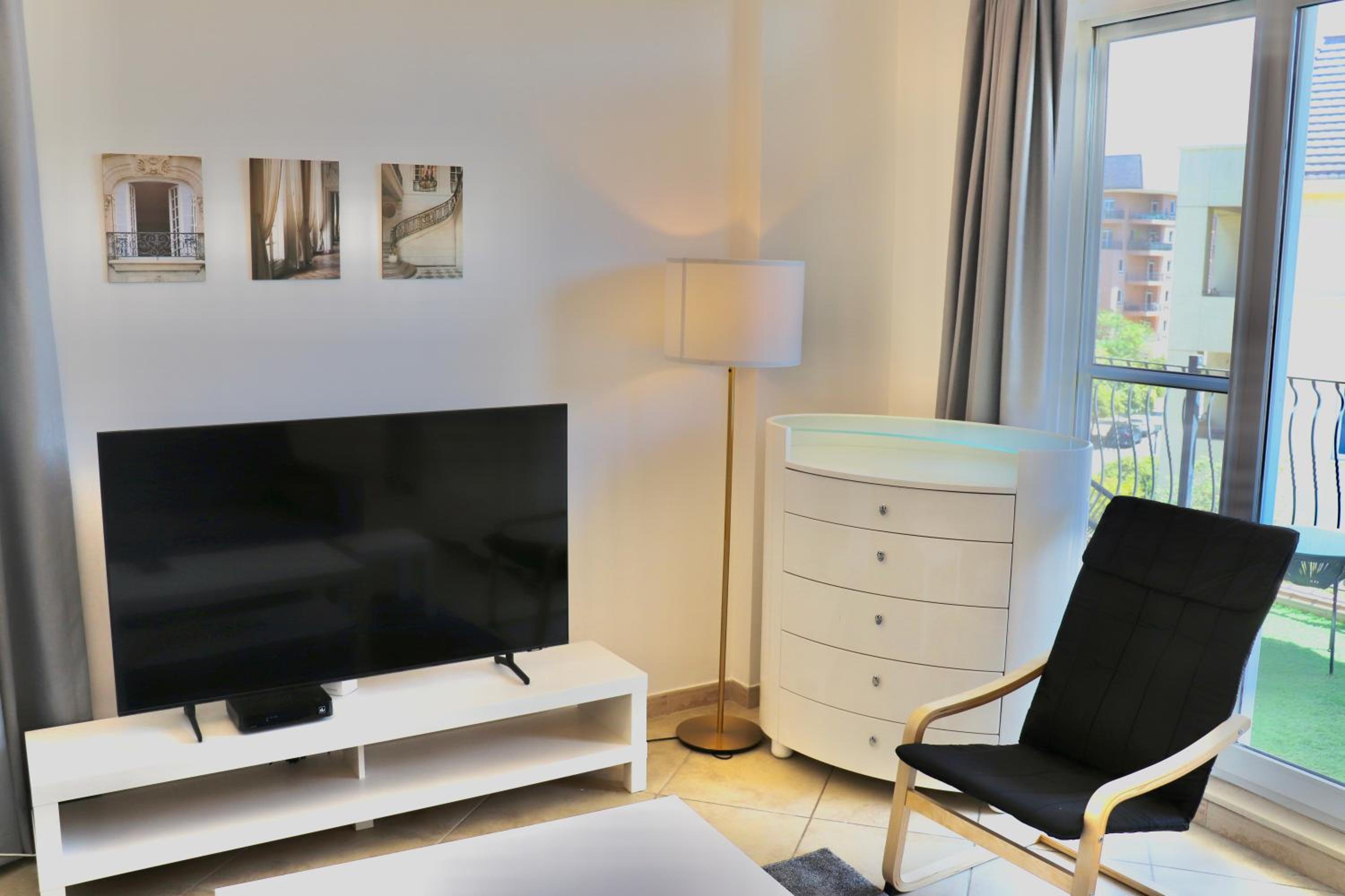 Unified Vacation Homes-Spacious Studio in lush green Motor City