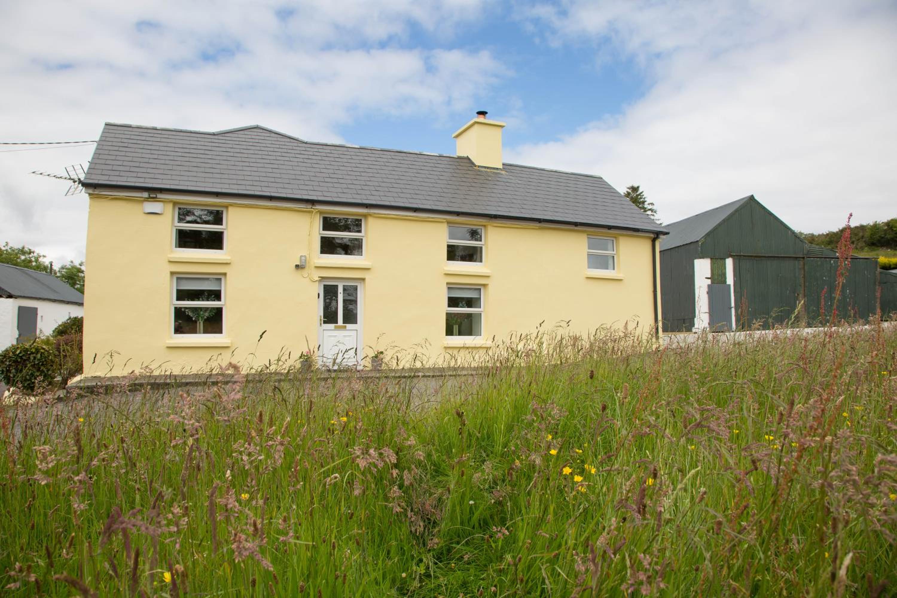 Hotel An Tigín Buí - Image 1