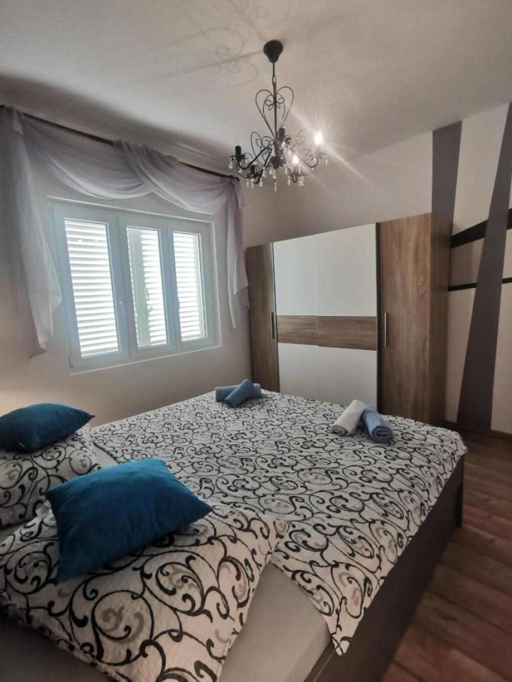 Apartments Suzy - 80m from the sea view 3