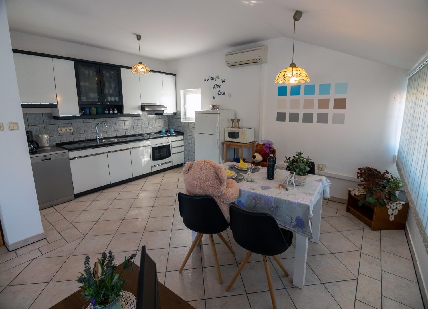 Apartments Suzy - 80m from the sea view 5