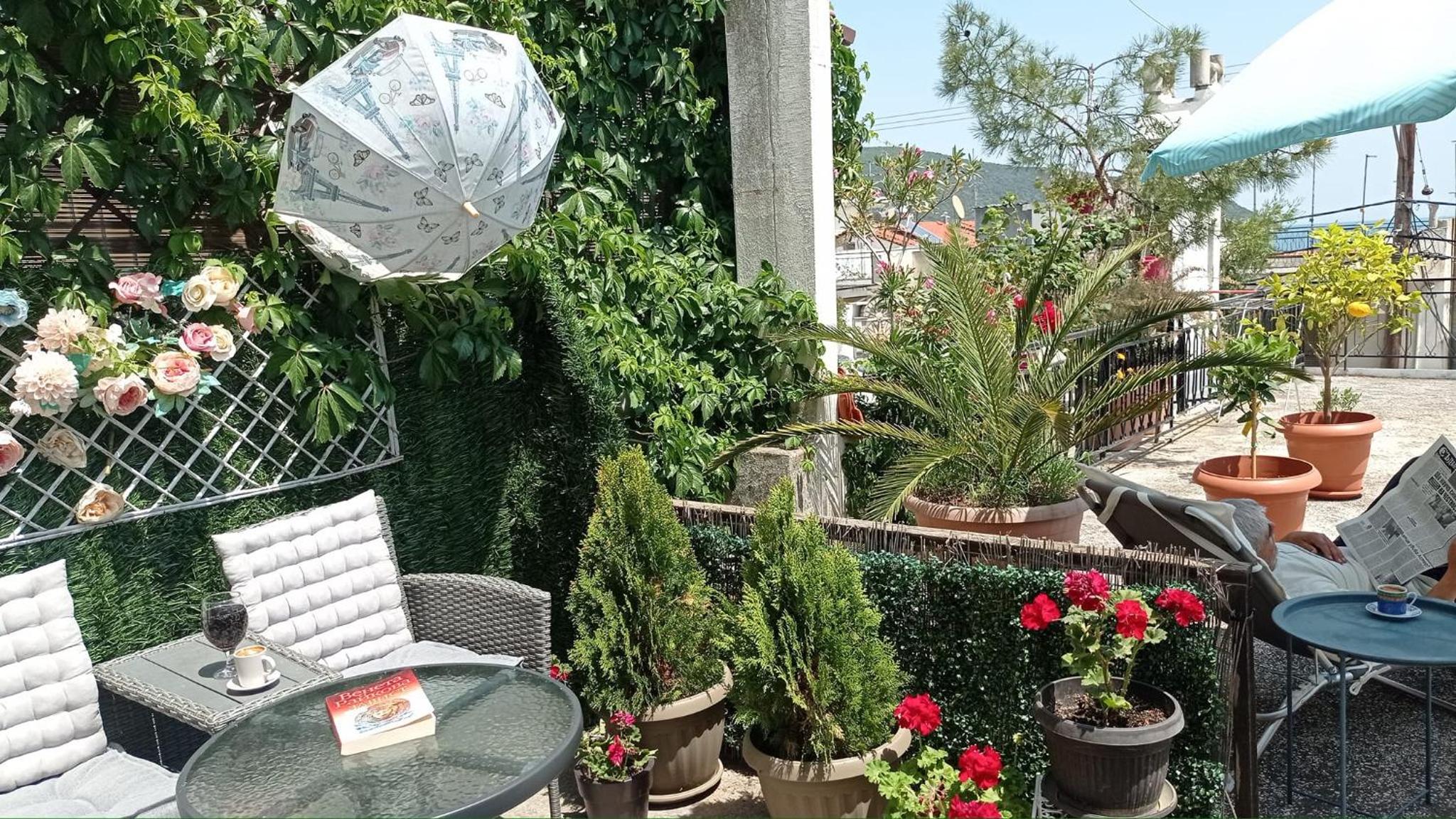 Vivi Studio with Yard view 4