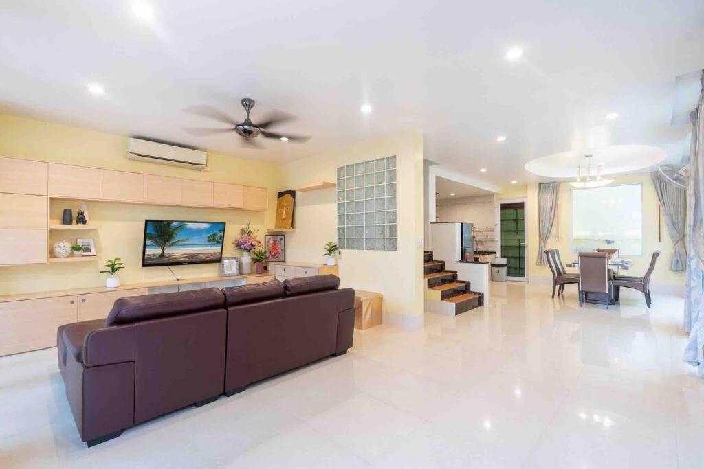 Patong Spacious 4 BR Vacation Home rooftop Views