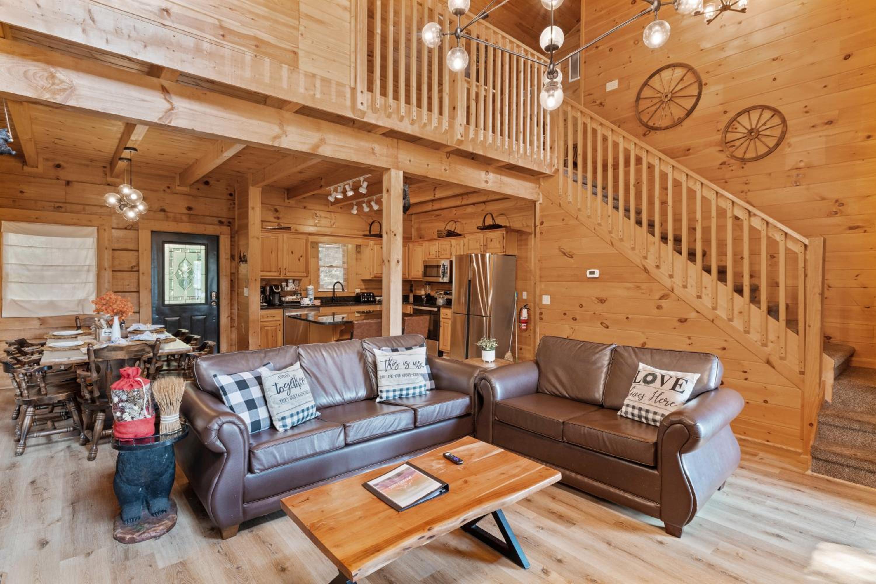 Mountain view 5 bdrm Gatlinburg Cabin near downtown Arts