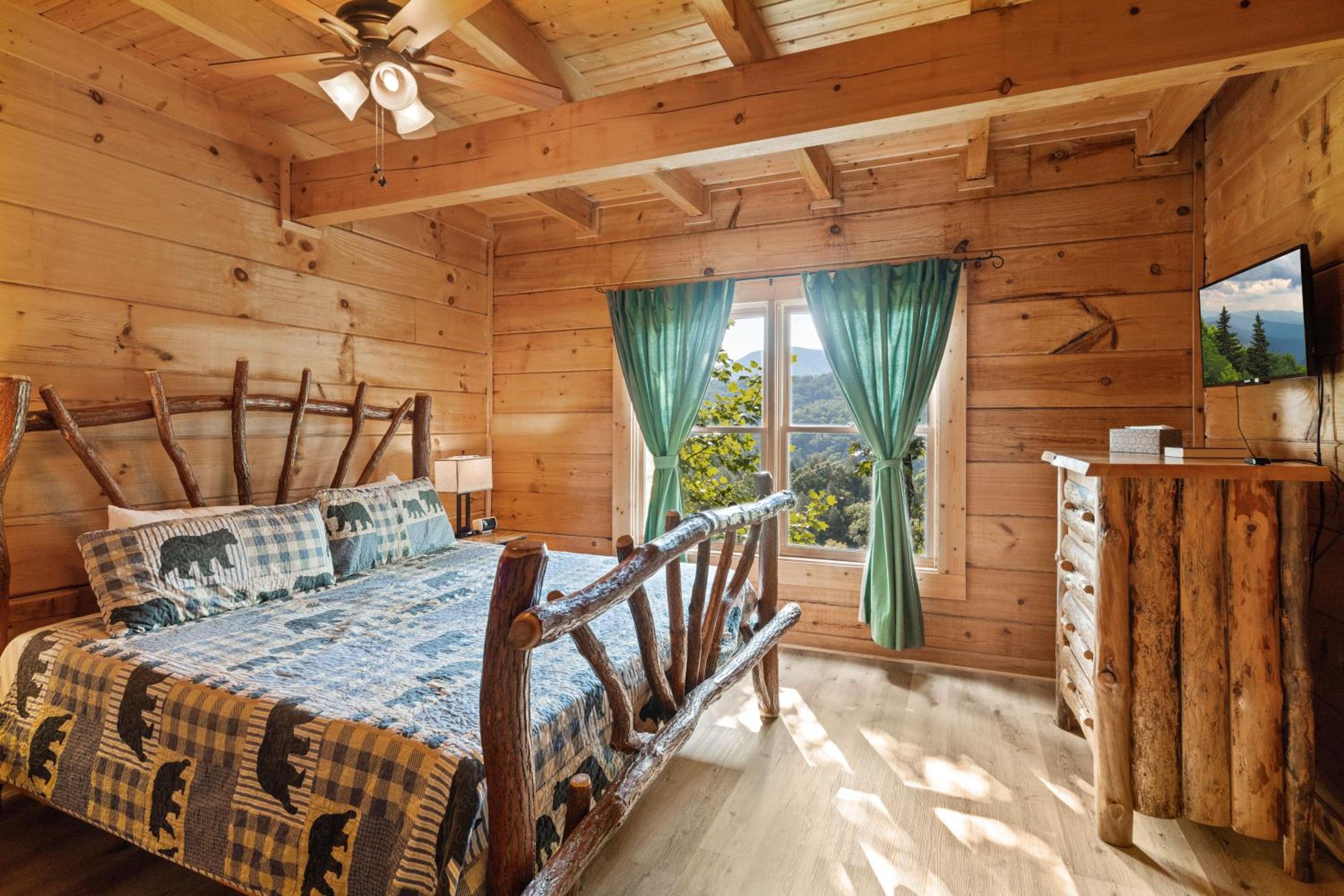 Mountain view 5 bdrm Gatlinburg Cabin near downtown Arts
