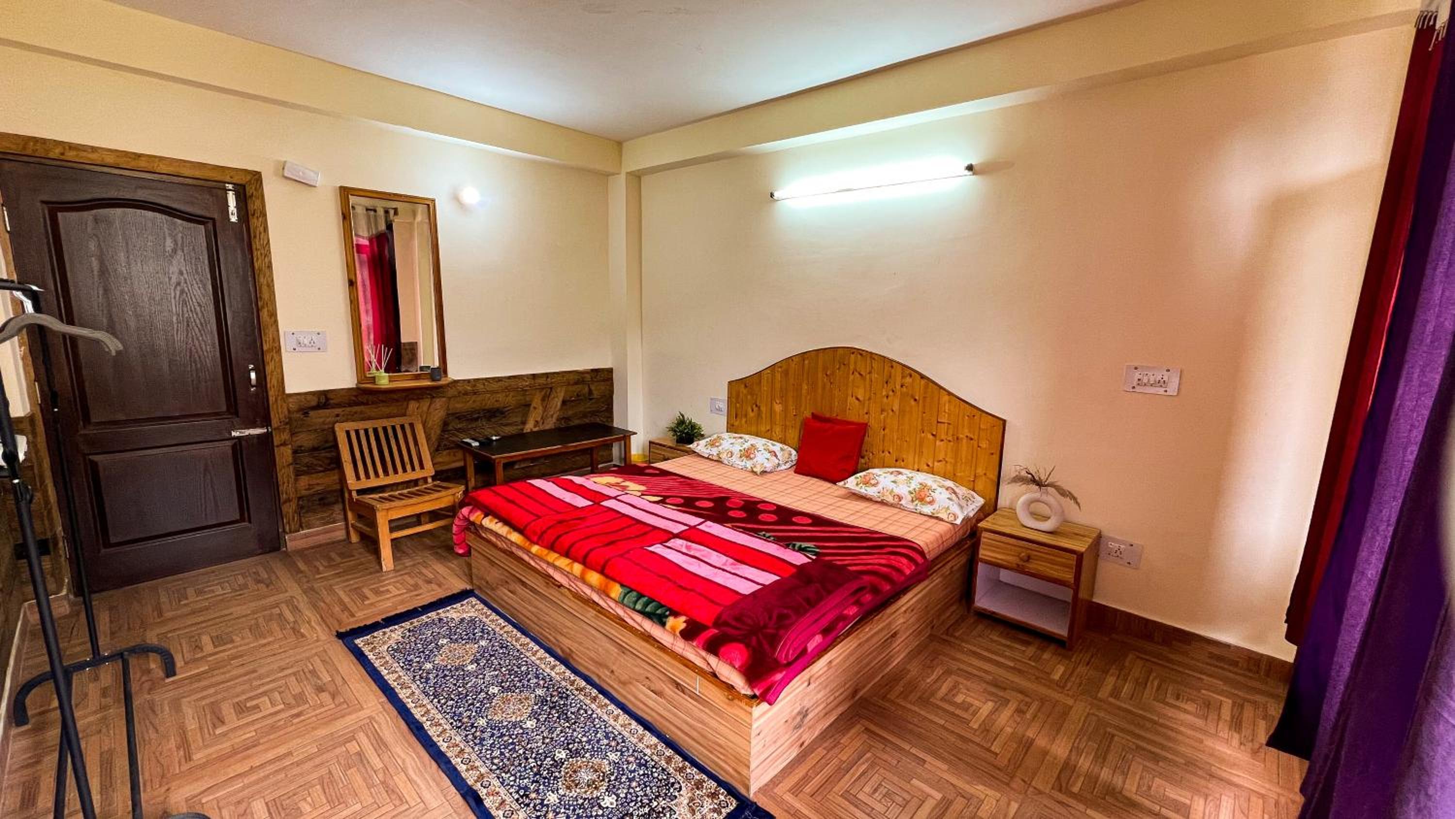 YOLO Backpackers MAX - Manali