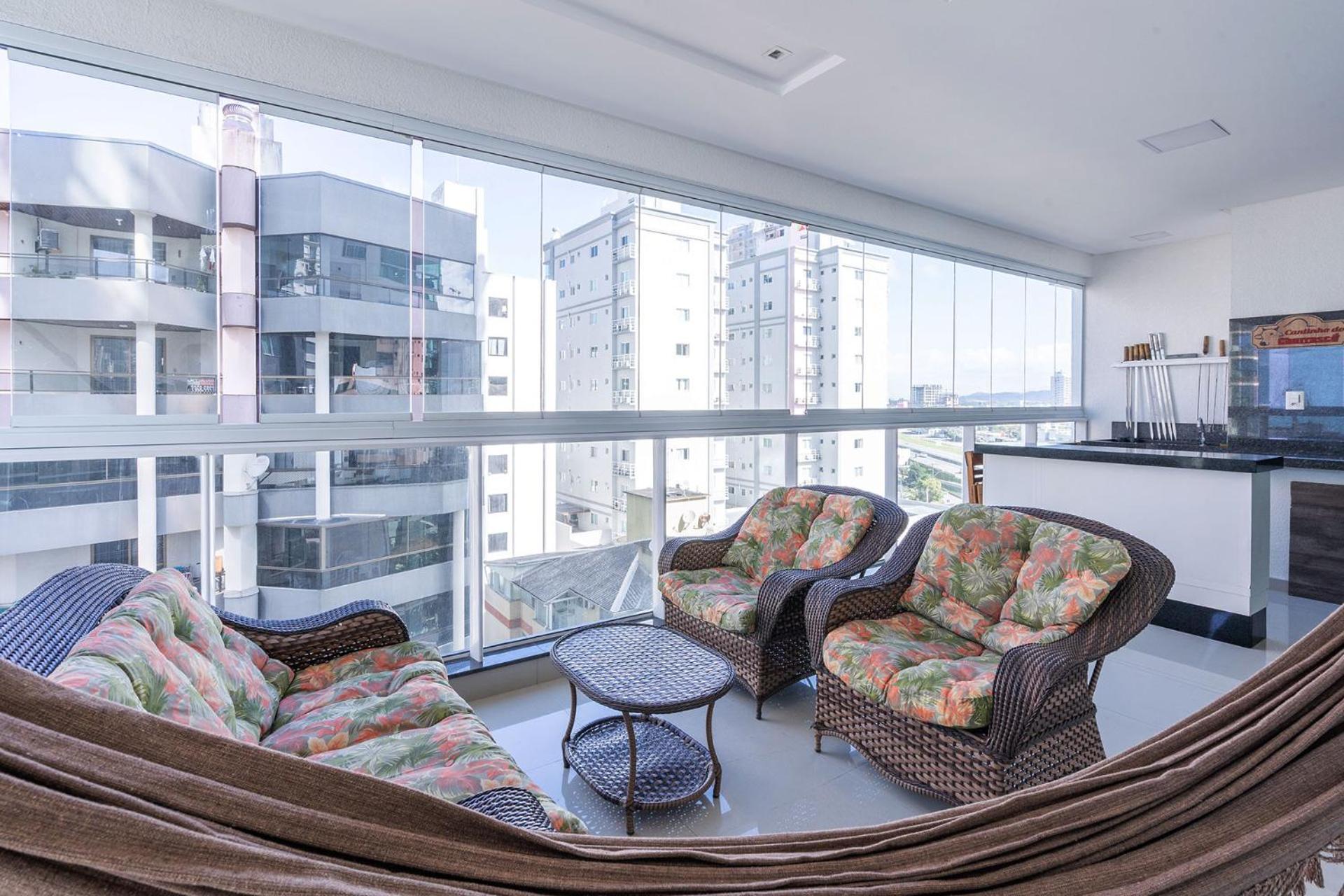 Apto a 260m da Meia Praia em condominio de luxo SC