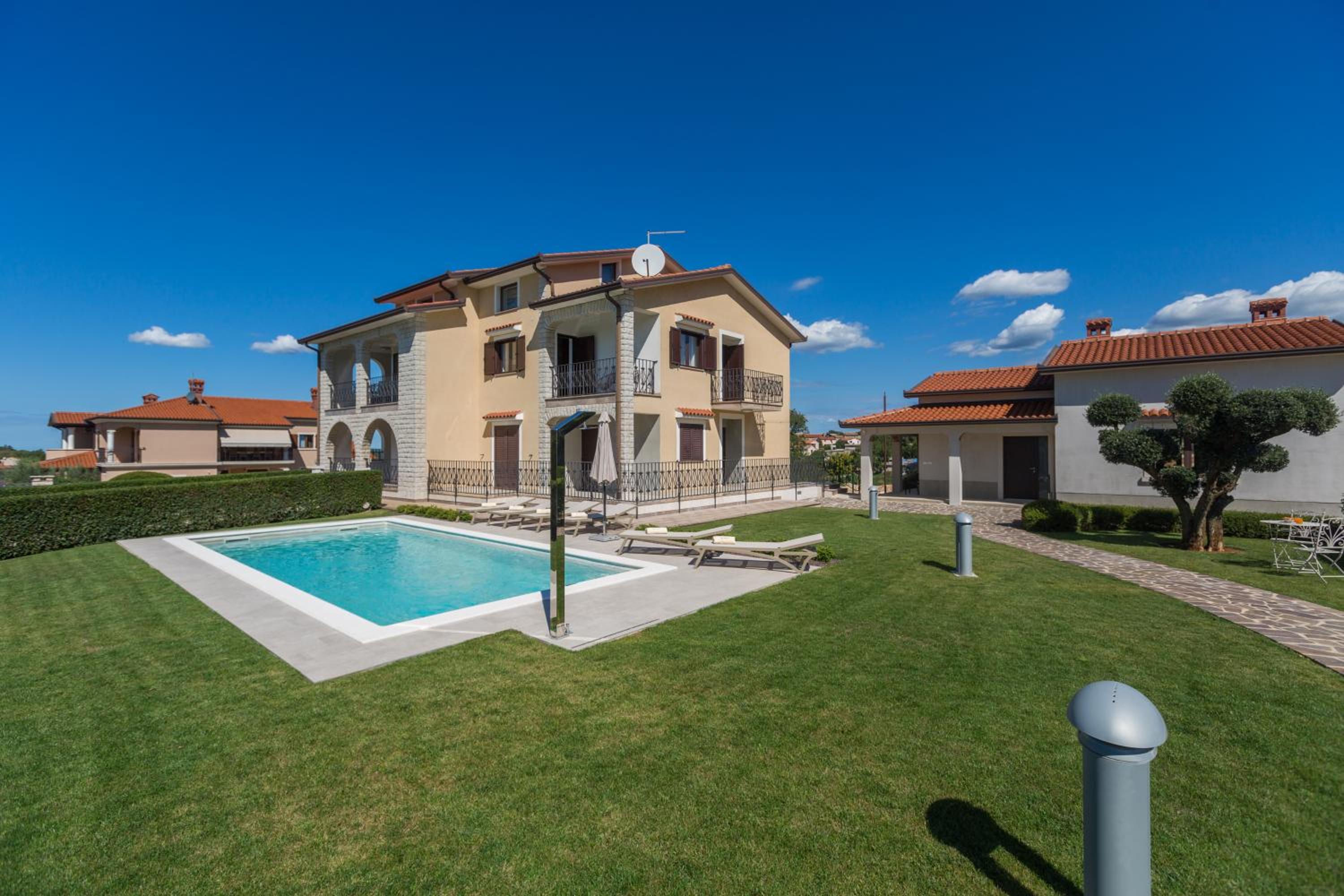 Apartment Mihael with pool and beautiful garden view 5