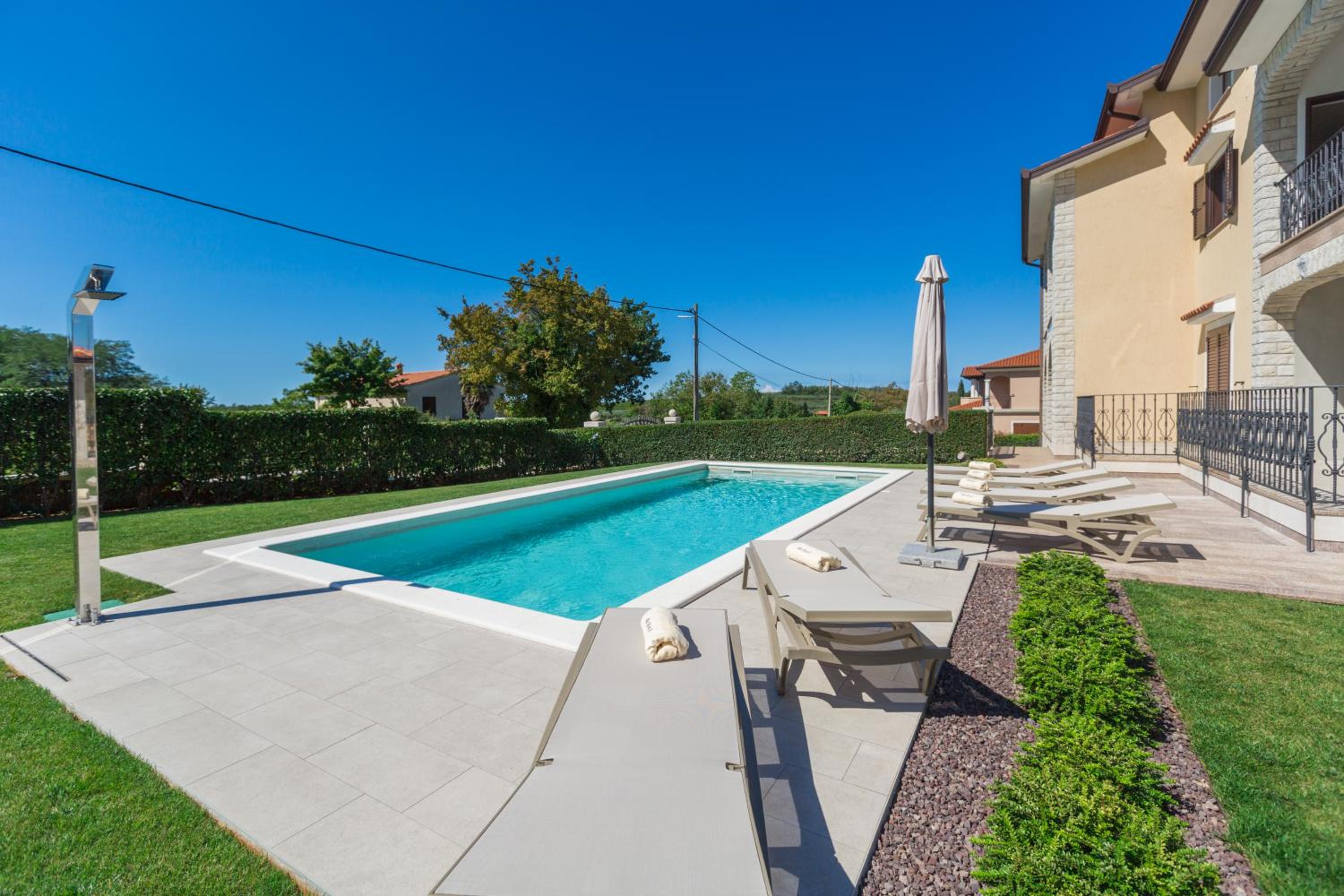 Apartment Mihael with pool and beautiful garden view 4