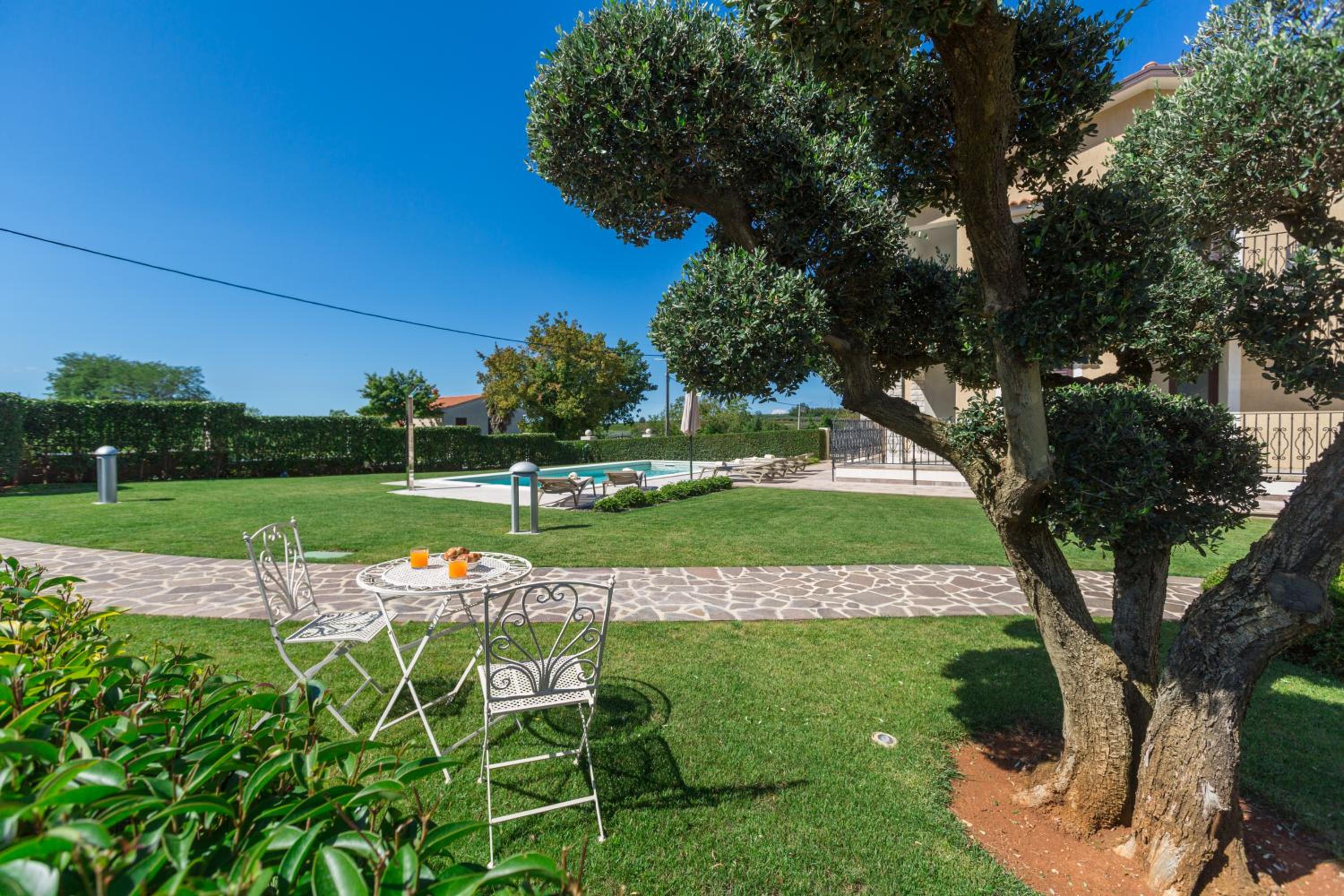 Apartment Mihael with pool and beautiful garden view 2