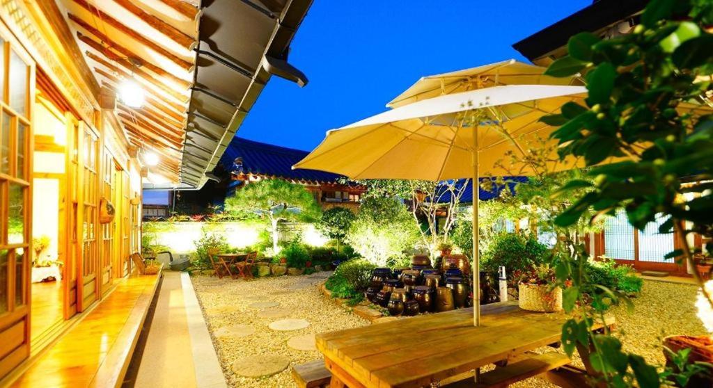 Jeonju Hanok Village Beautiful Garden House