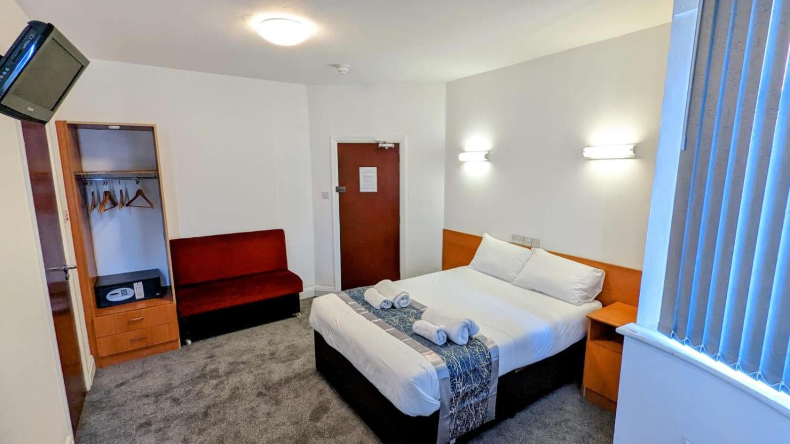 Hayes Vacations - SK Heathrow Hotel - Property Image 11