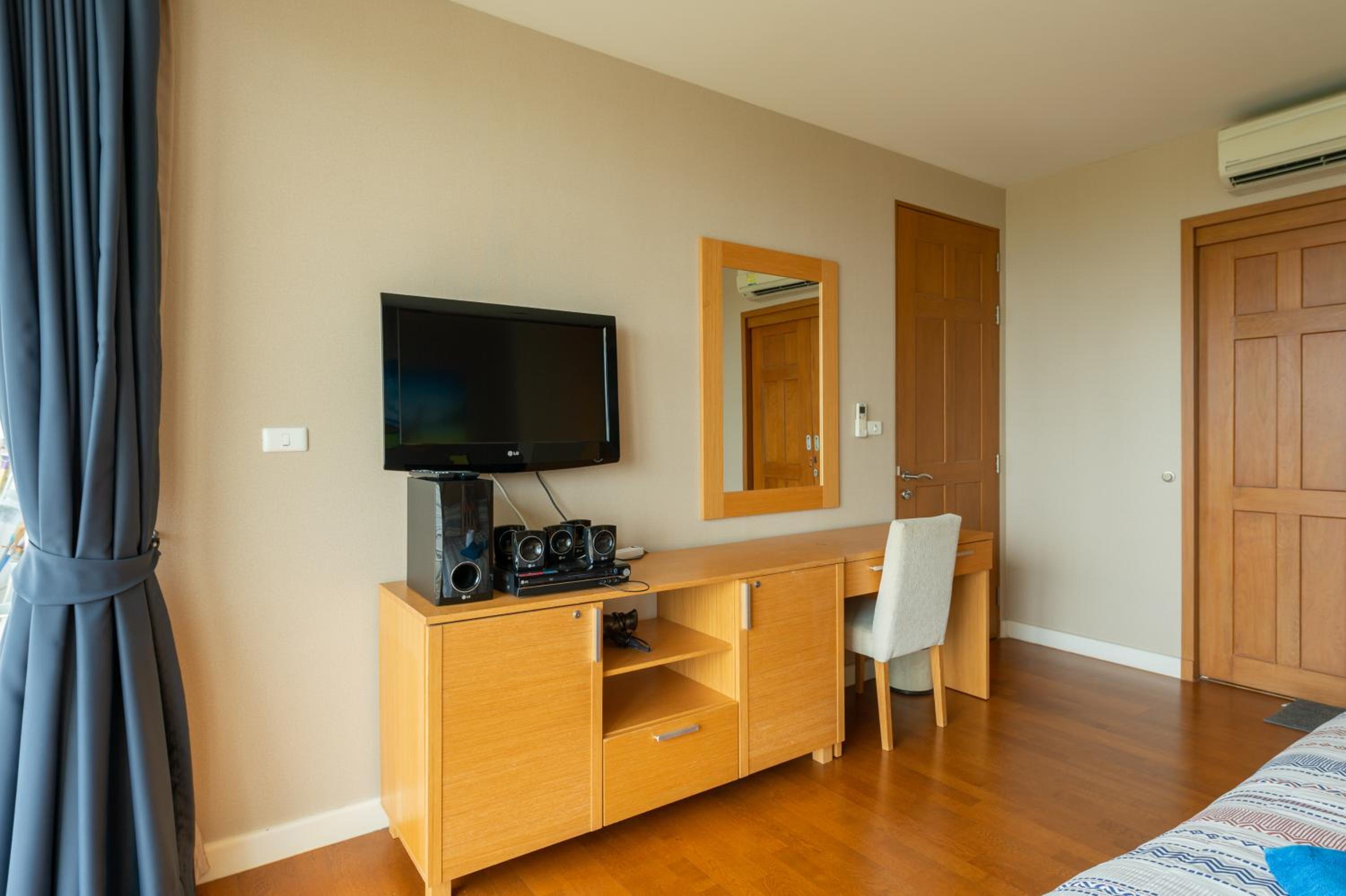 Deluxe 1bedroom Hua Hin Seaview Beachfront Project view 2