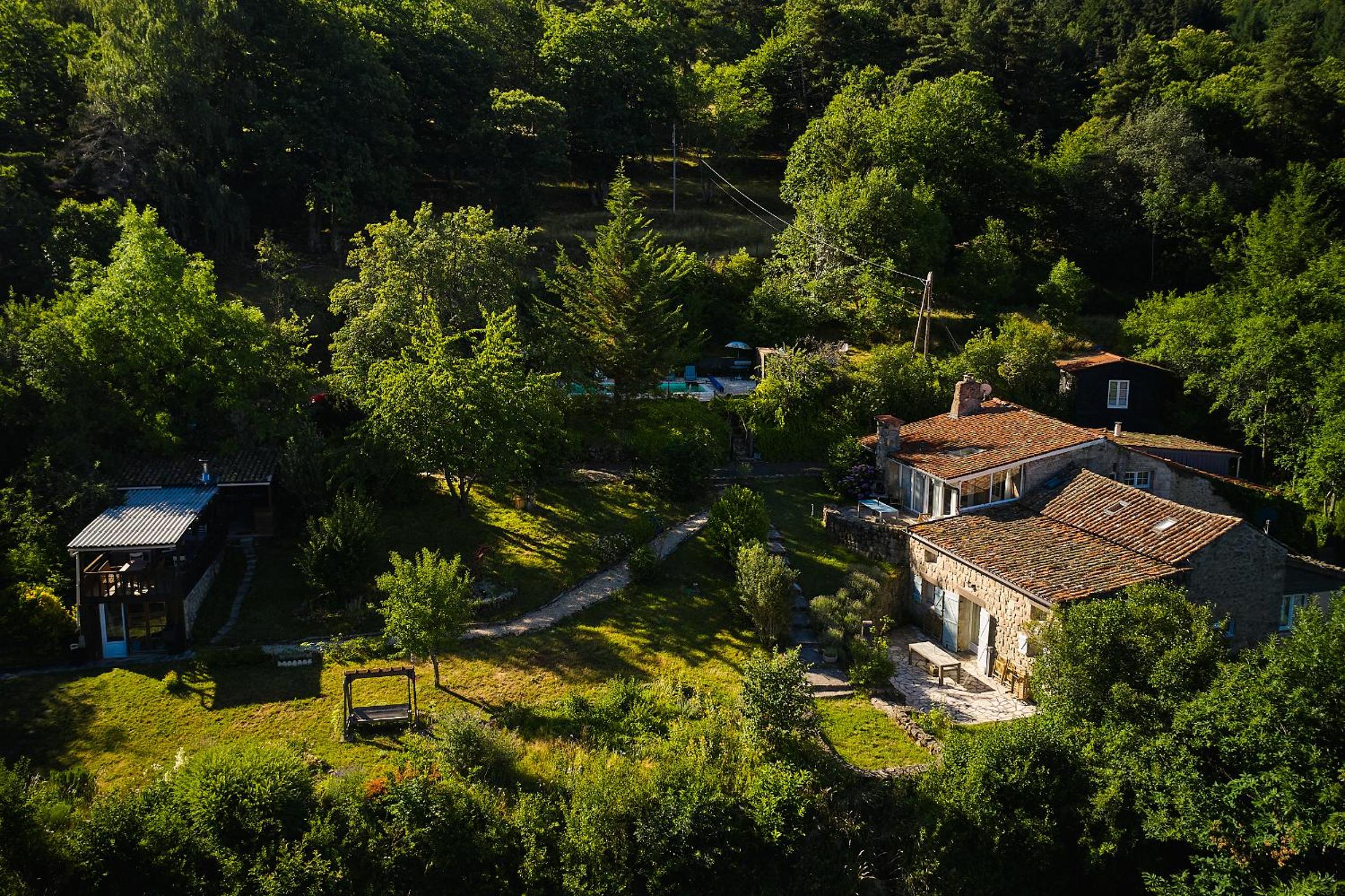 Les Grangeonnes, gîtes nature, piscine, sauna pour accueil familiale ou de groupe view 4