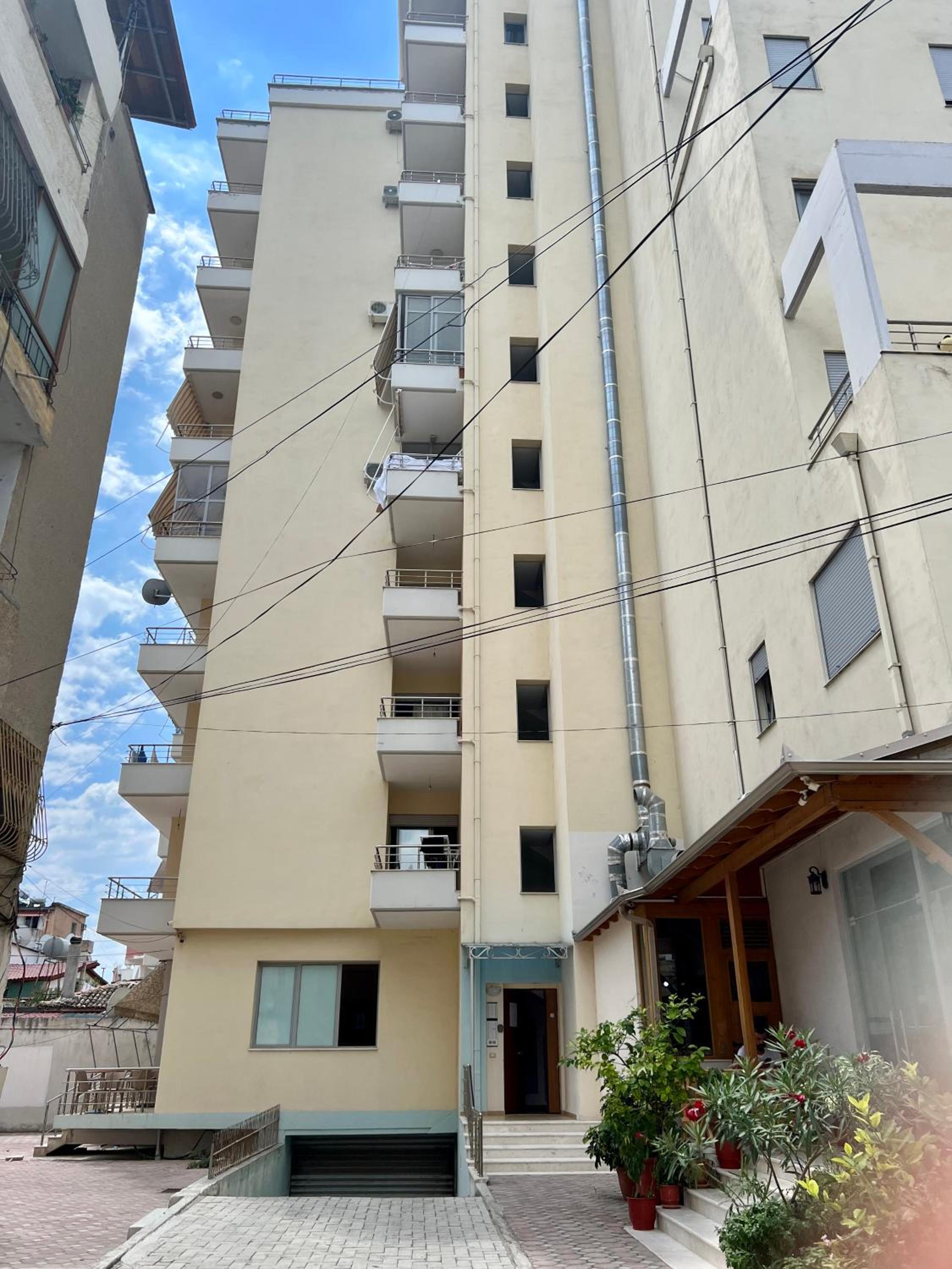Lovely 2 bedroom condo with free parking