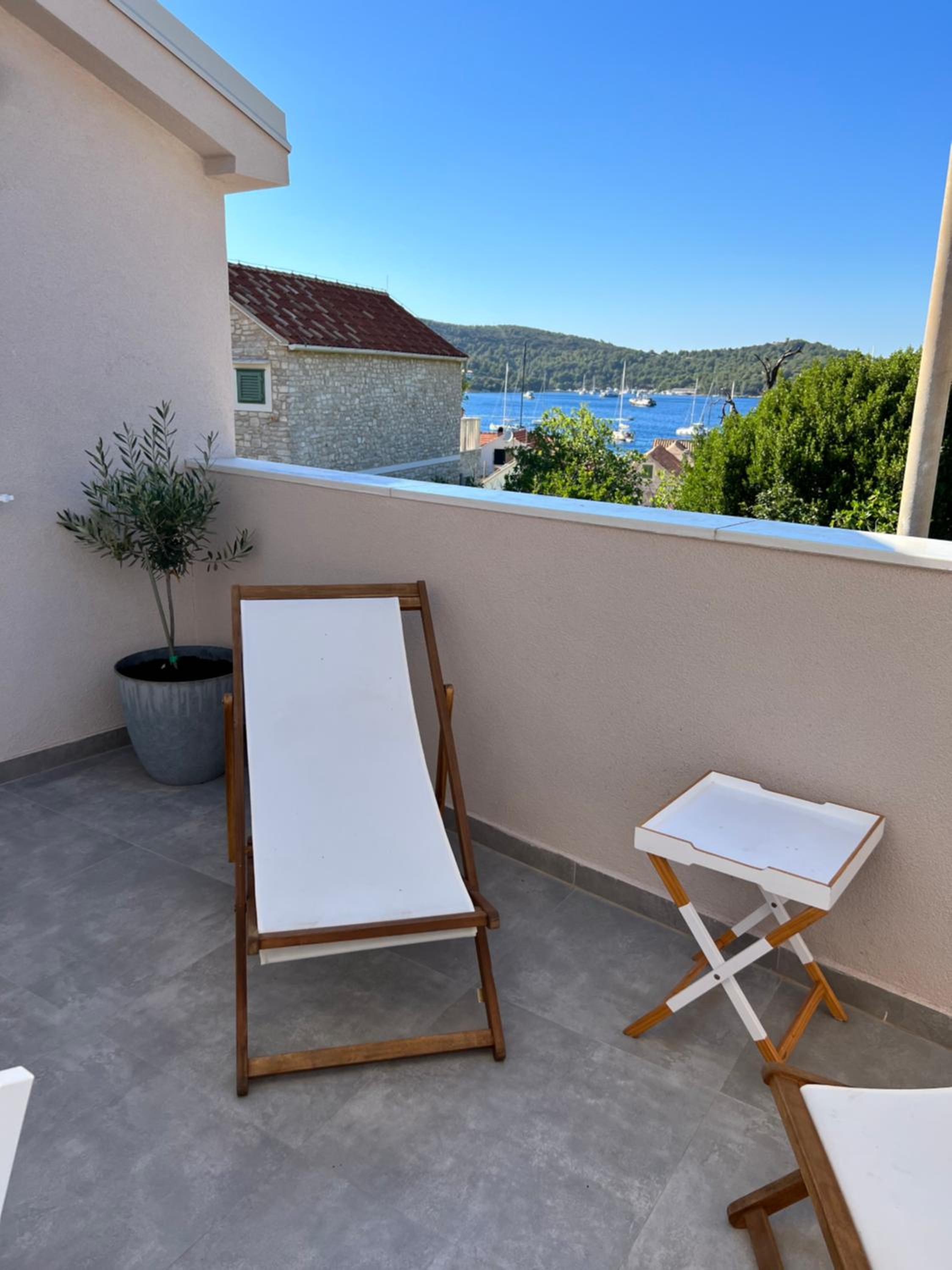 Novo uređeni apartman sa velikom terasom view 5