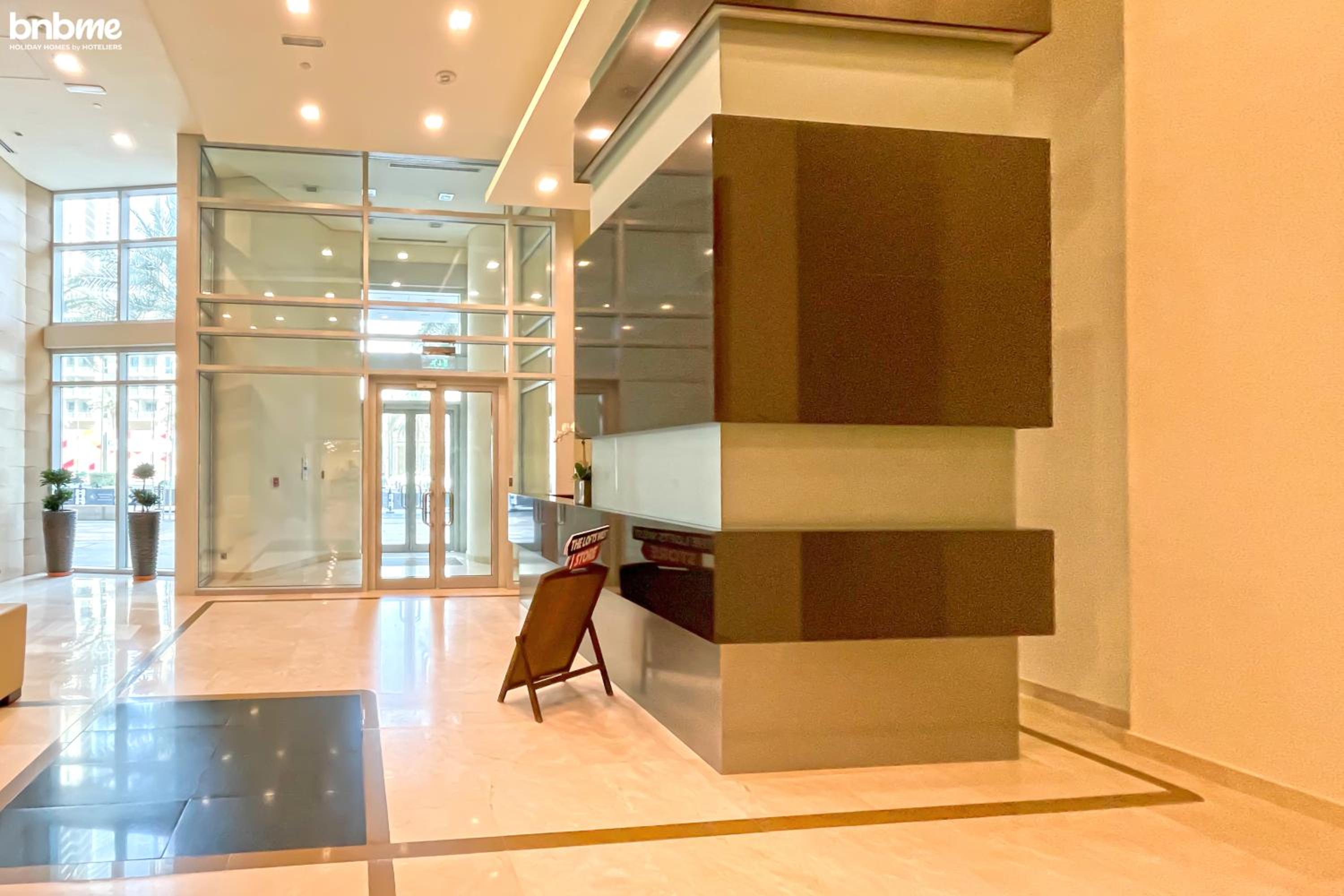 bnbmehomes - Duplex Living walk to Burj K and Dubai Mall - L313