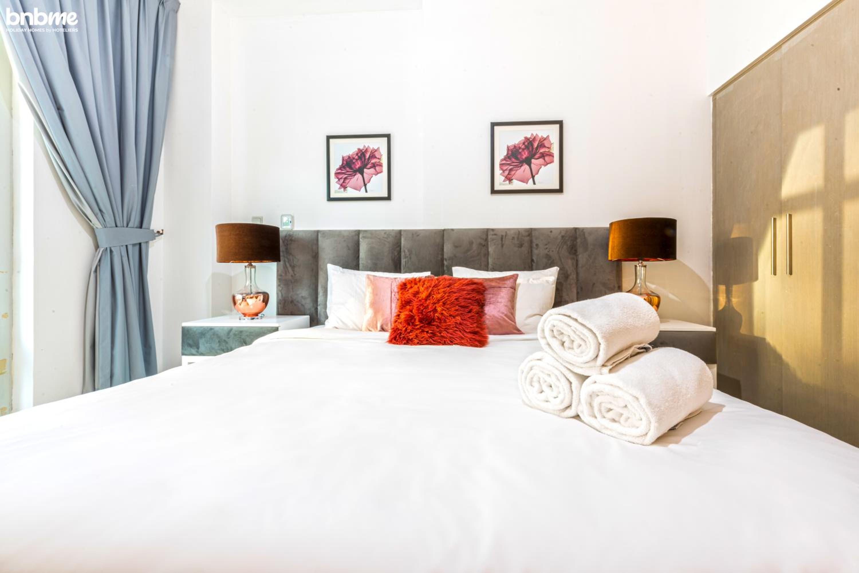 bnbmehomes - Duplex Living walk to Burj K and Dubai Mall - L313