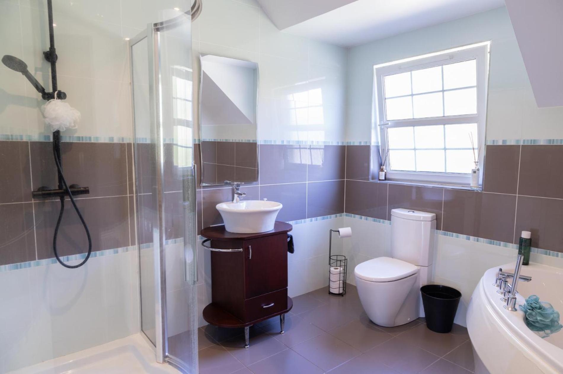 Luxurious 4BD family Retreat in Magherafelt view 2