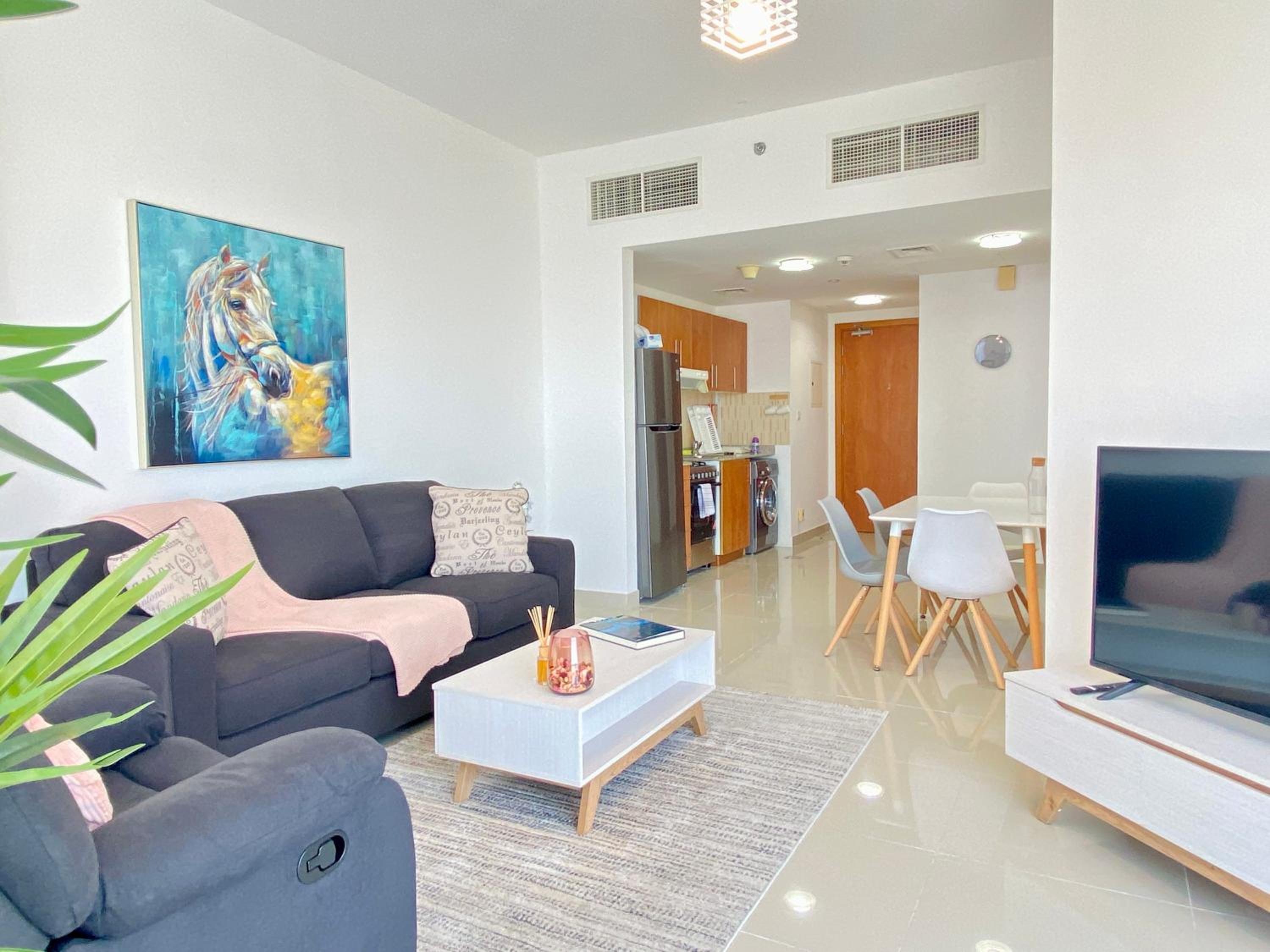 LS32 - Bright 1BR in Lake Side Tower D