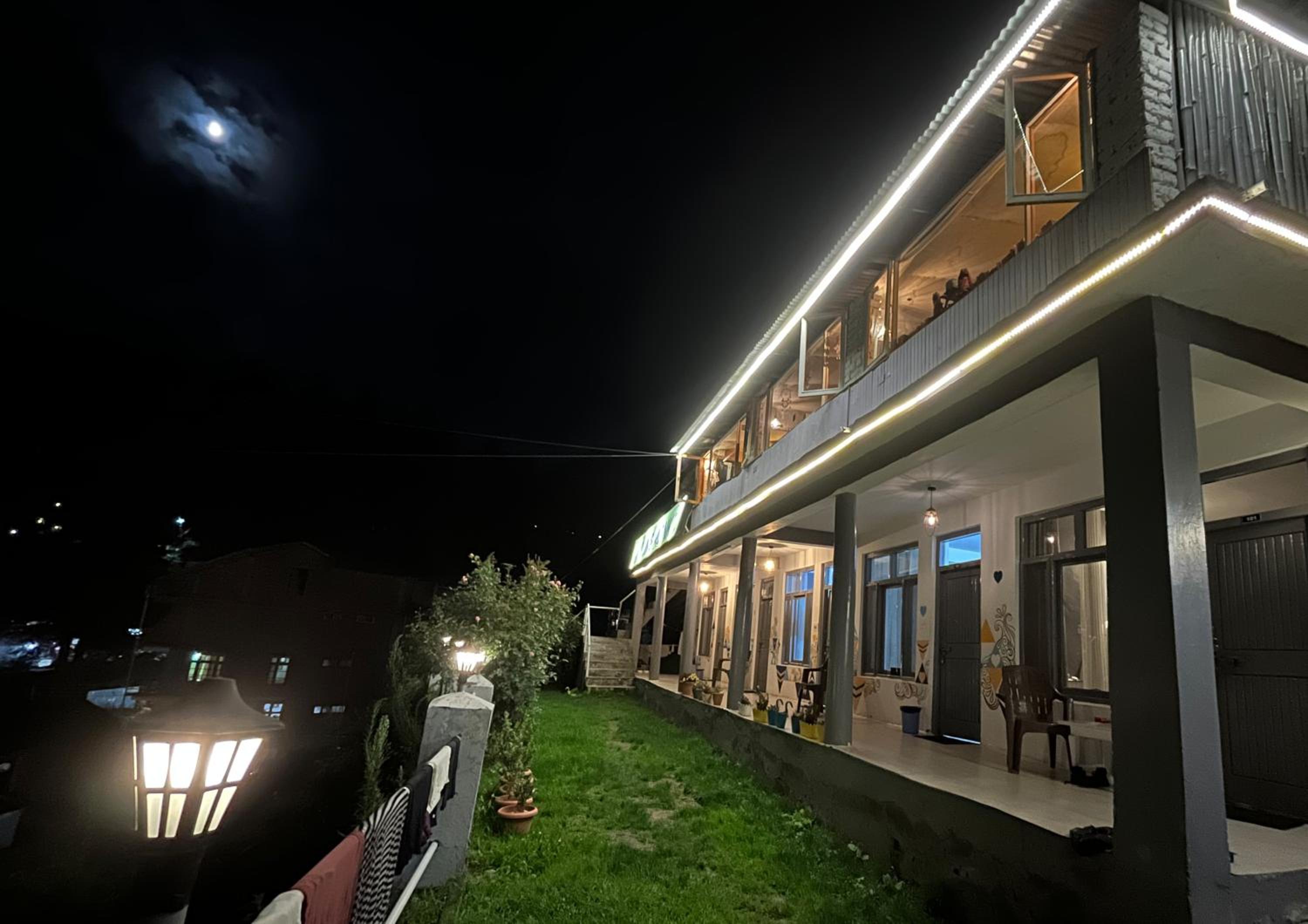 Young Monk Hostel & Cafe Old Manali