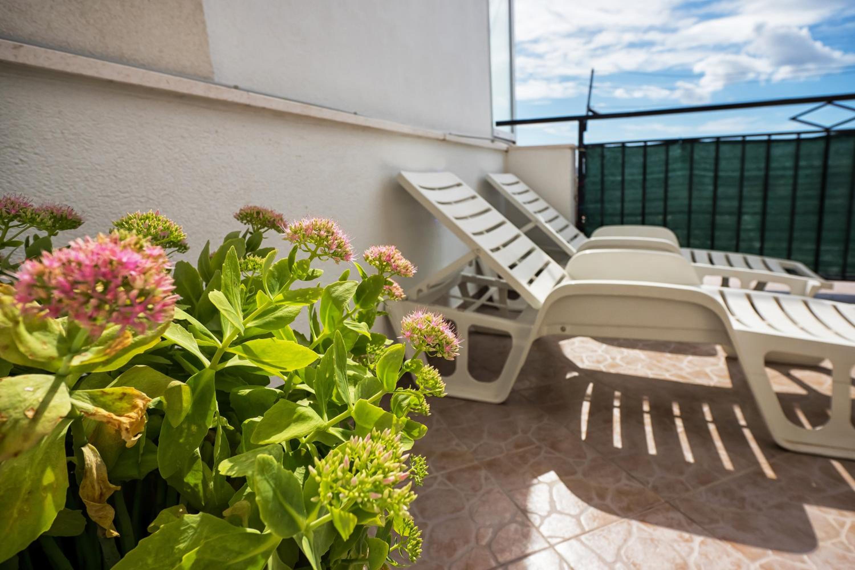 Apartment La Le with big terrace
