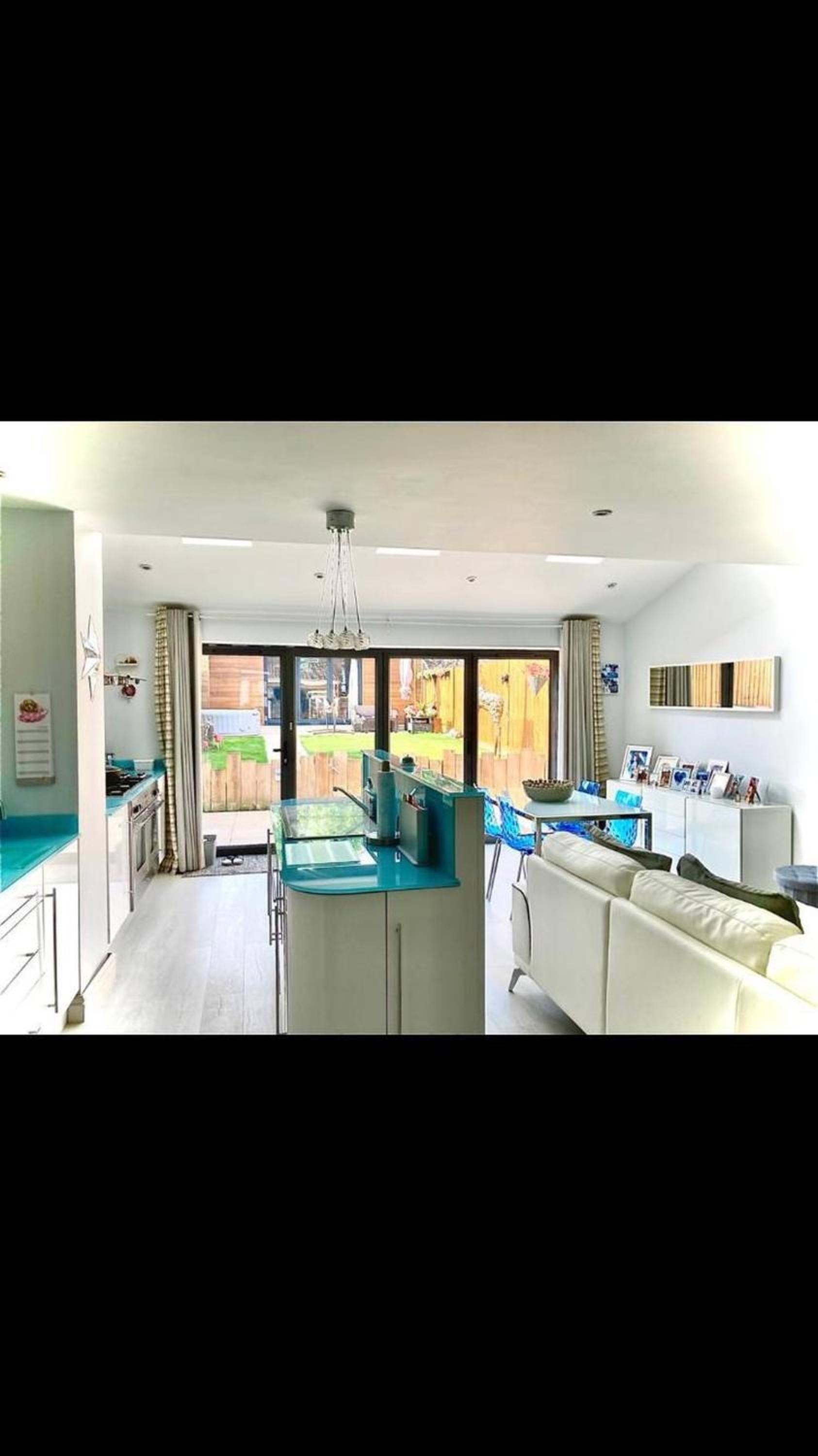 8 Guests House Wow