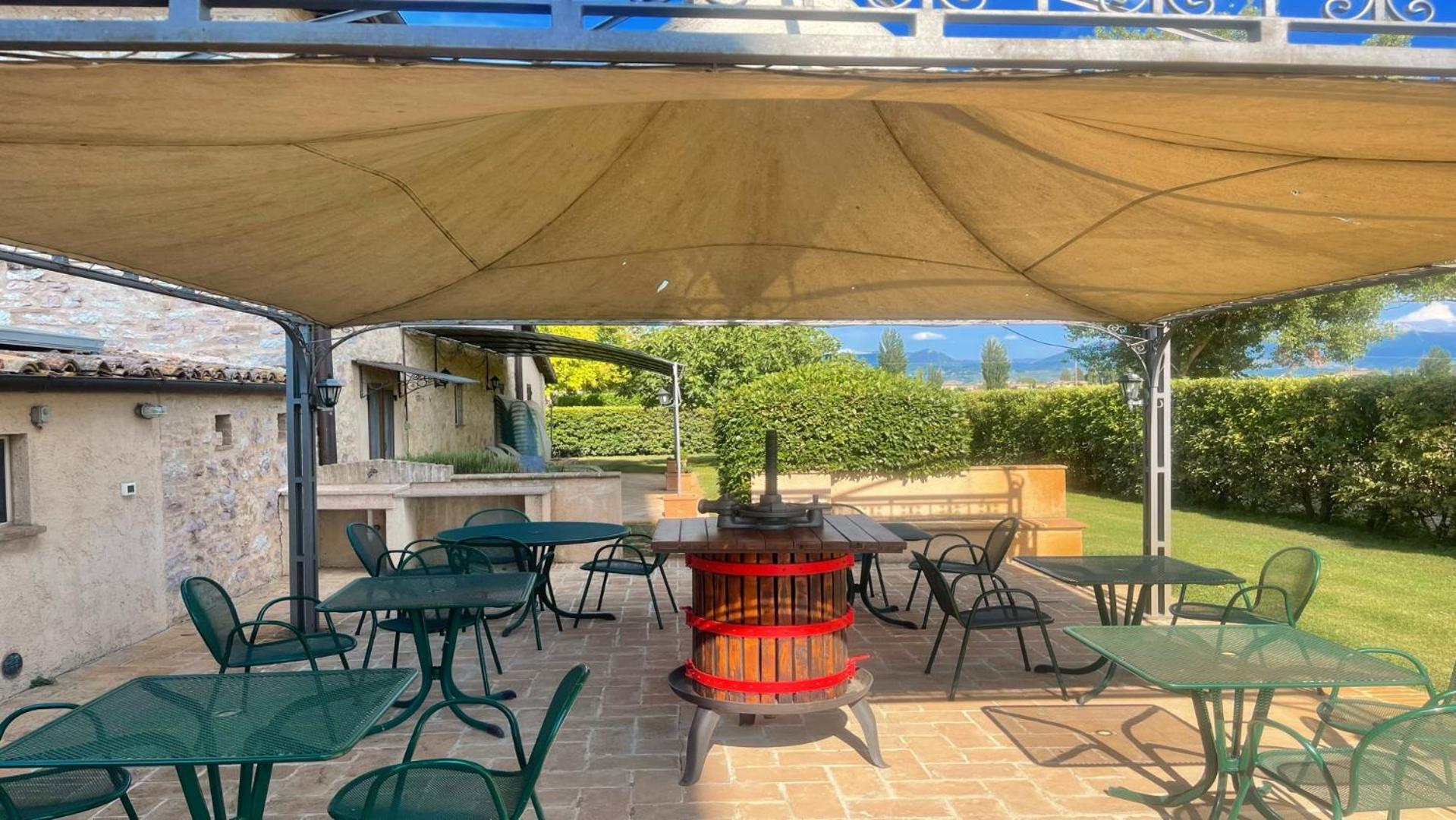 Amazing contemporary Villa with pool - Italian style Spelloissima - Sleeps 11