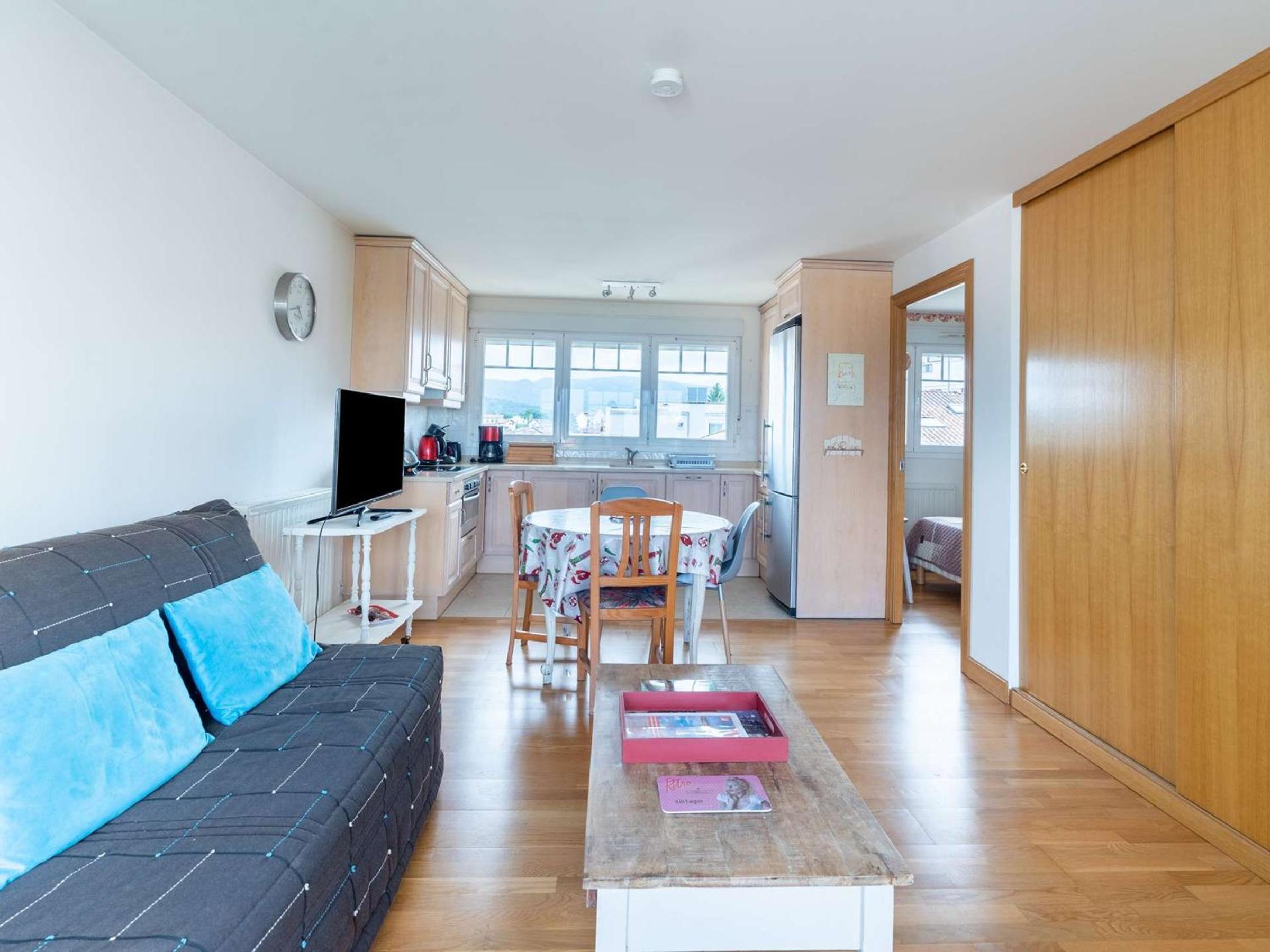 Appartement Moderne Centre Ville Hendaye avec Terrasse et Parking - FR-1-2-302 view 4