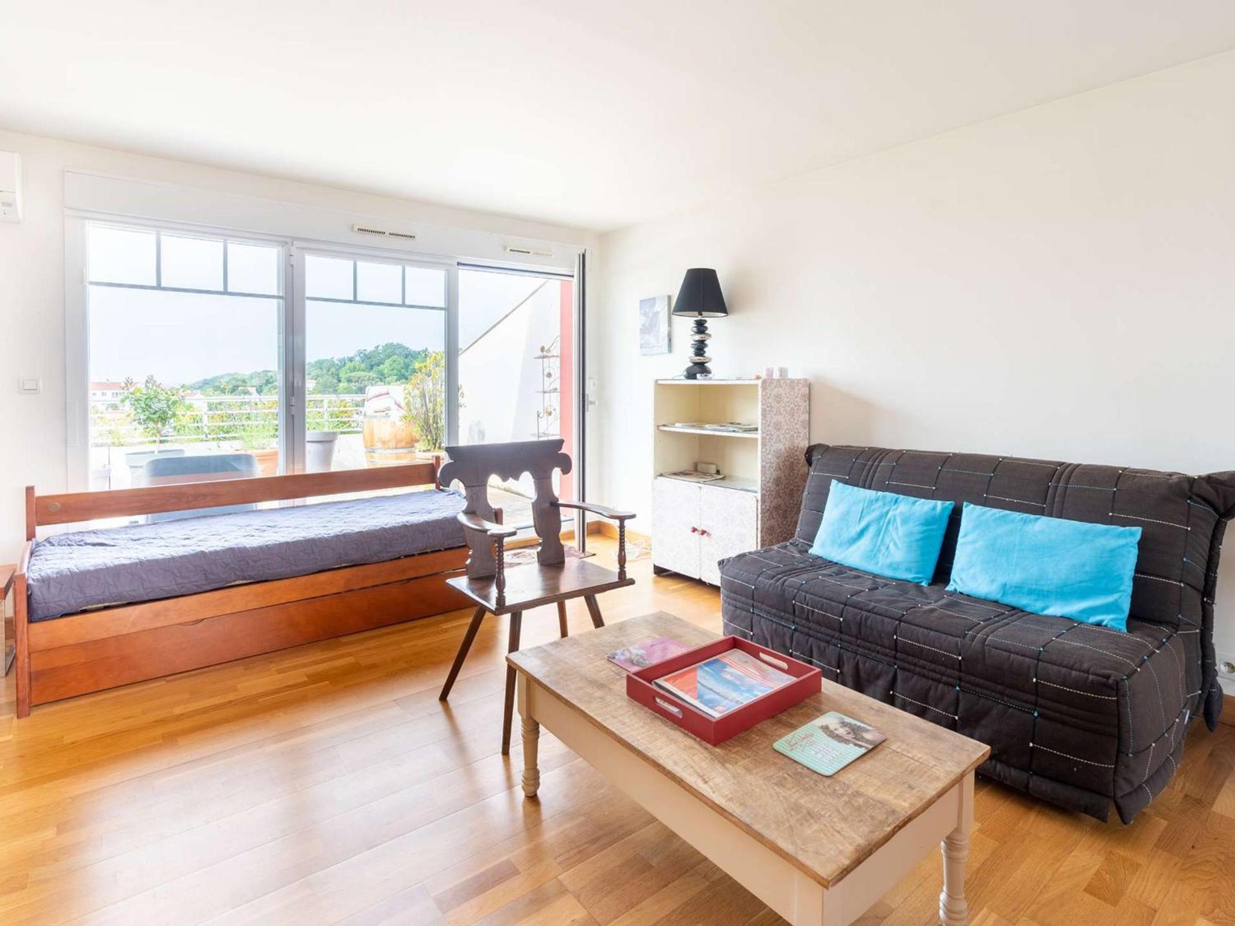 Appartement Moderne Centre Ville Hendaye avec Terrasse et Parking - FR-1-2-302 view 5