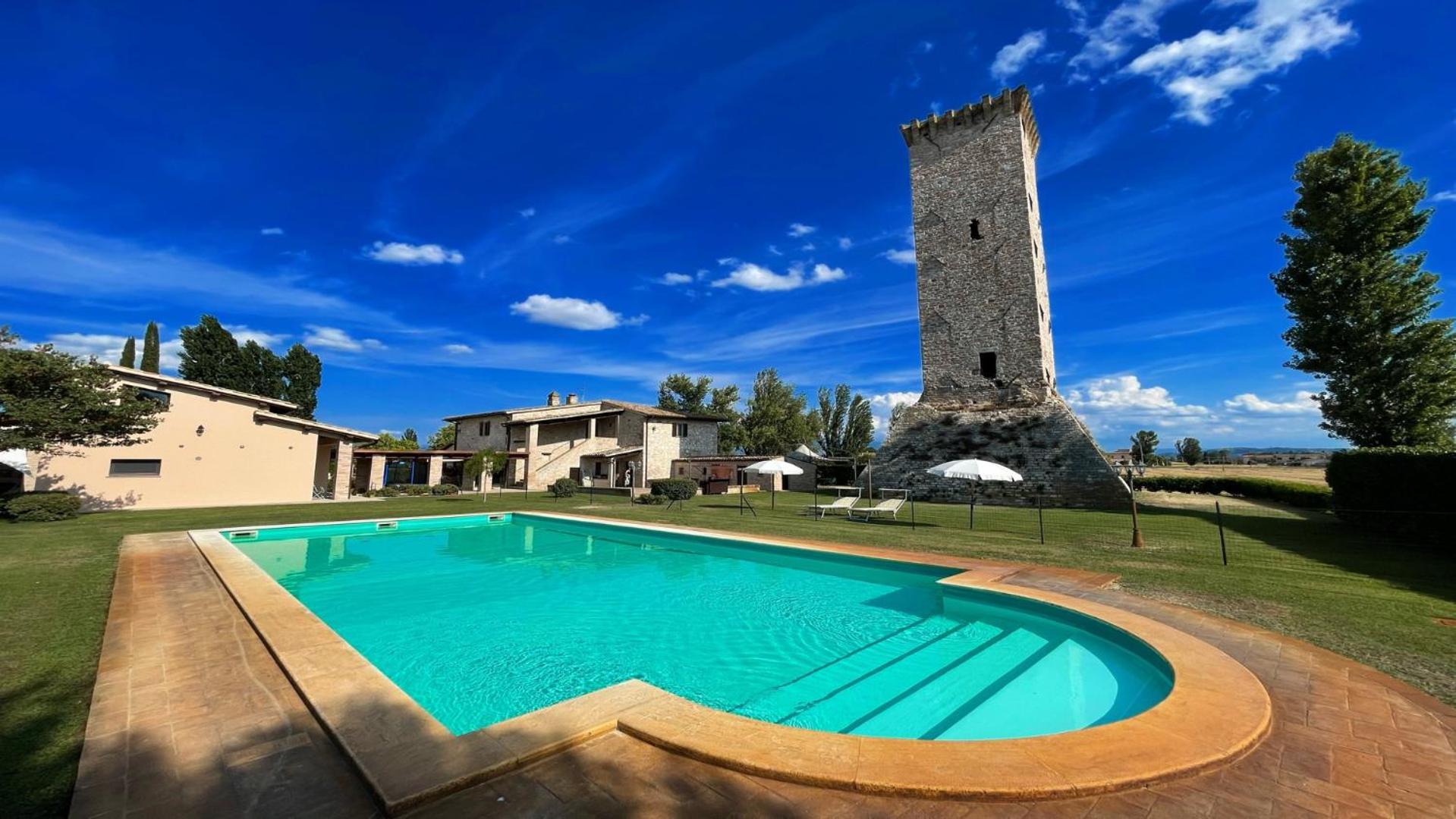 Spello By The Pool - Sleeps 11 is an unmissable experience Huge exclusive pool view 3