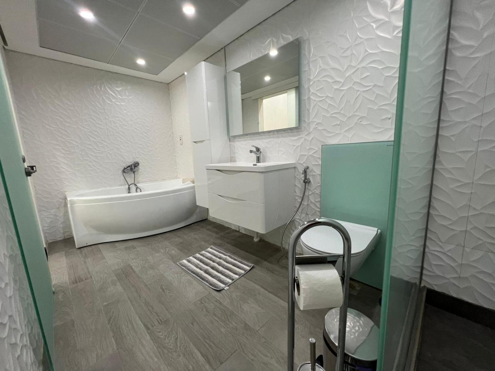 BEAUTIFUL AND COZY 2 BR APARTMENT IN THE HEART OF DOWNTOWN
