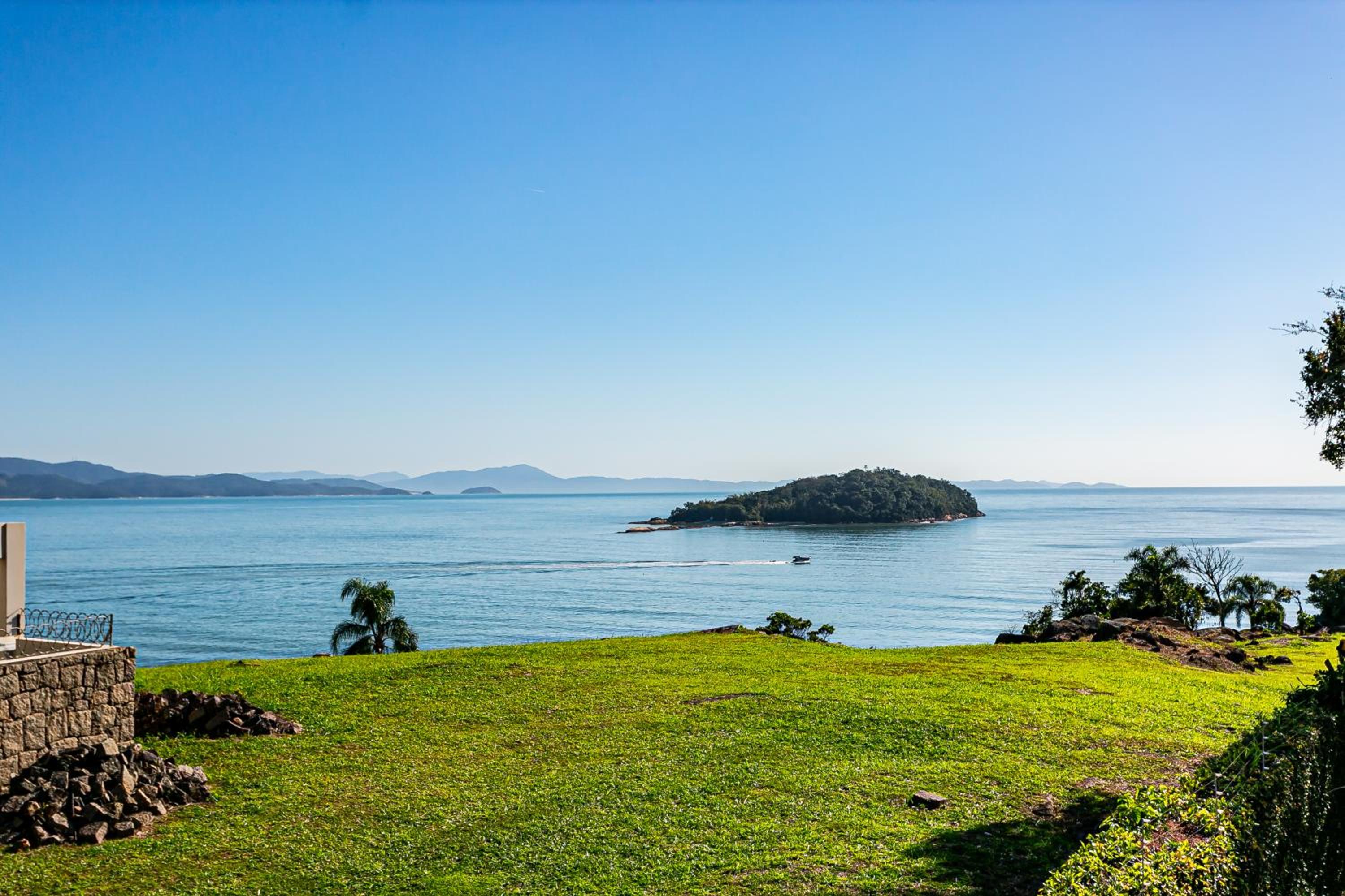 Apto c/ sacada a 5 min da praia em Canajurê CRO206