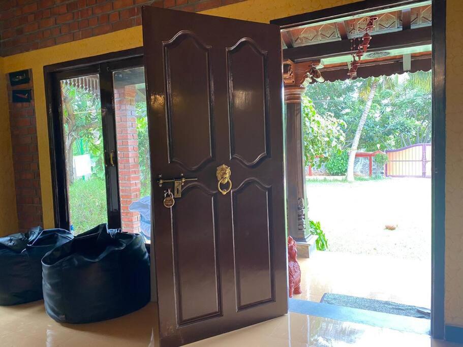 Anchorage - Mesmerizing villa with lawn, BB court