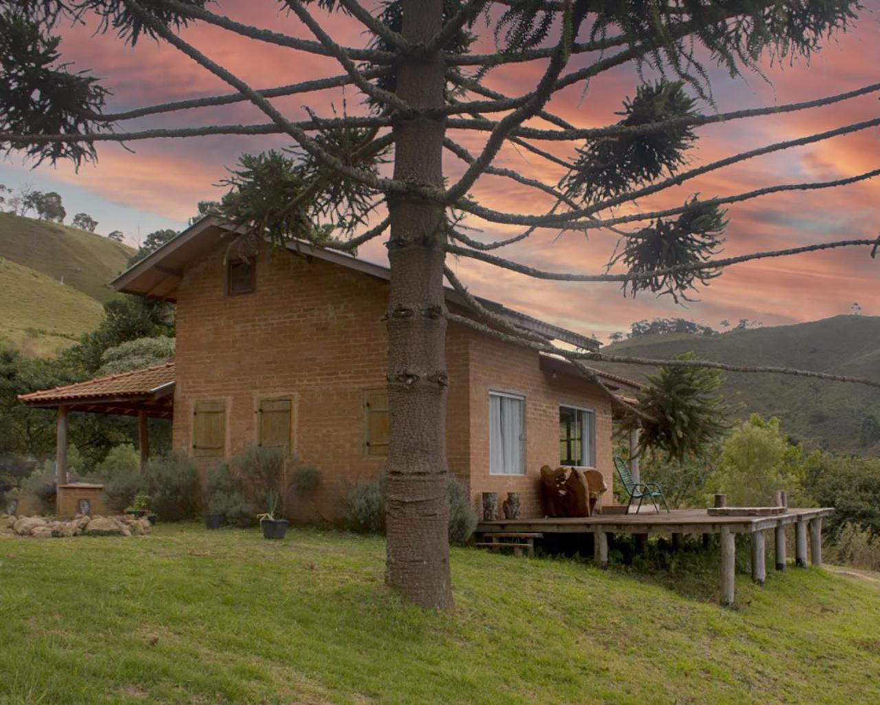 Casa ecológica na montanha com vista para o vale