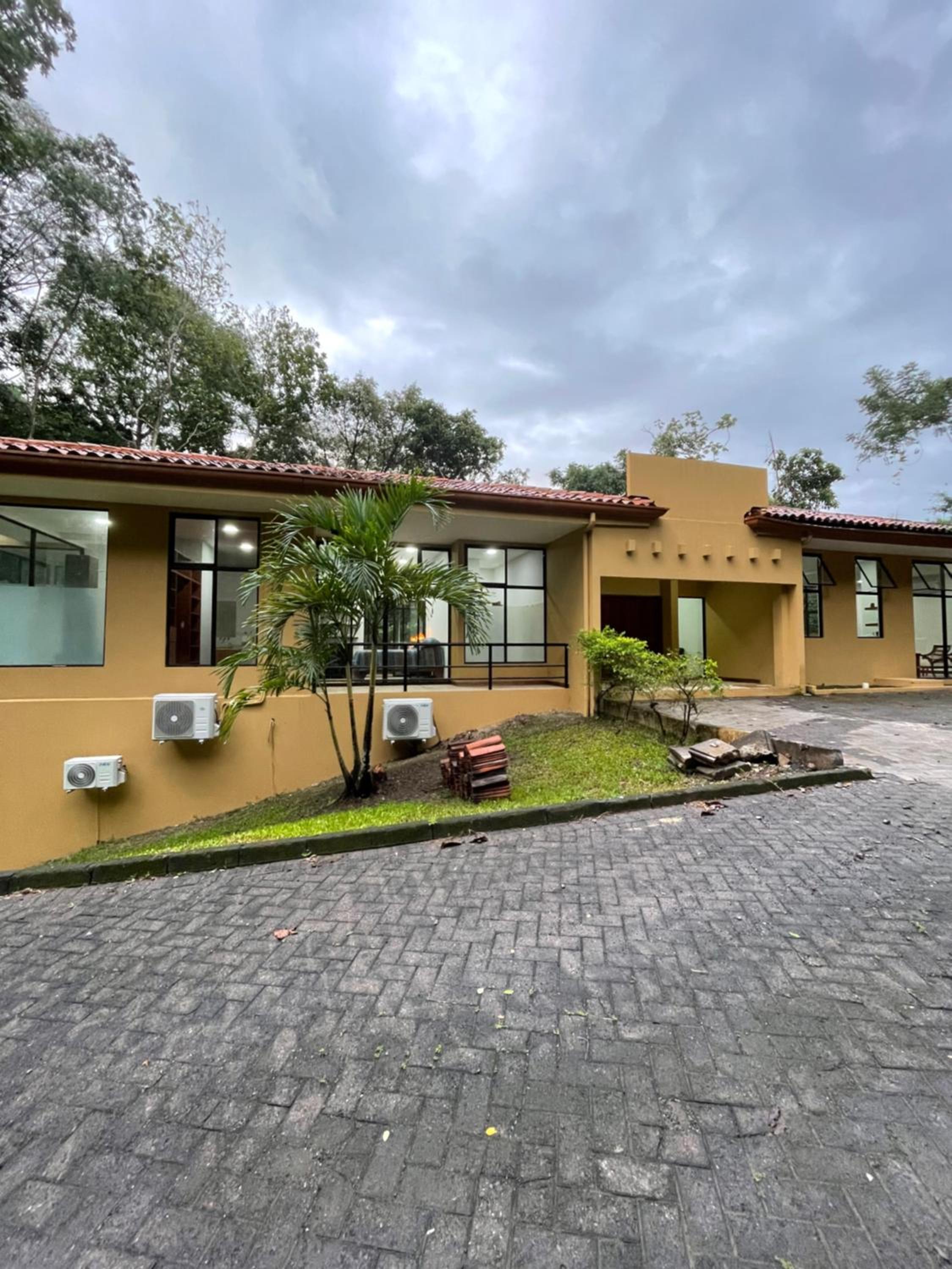 Private 5 Bedroom Home with Pool! view 2