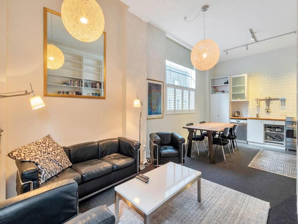Charming Spacious Two Bedroom in Central CBD photo 2