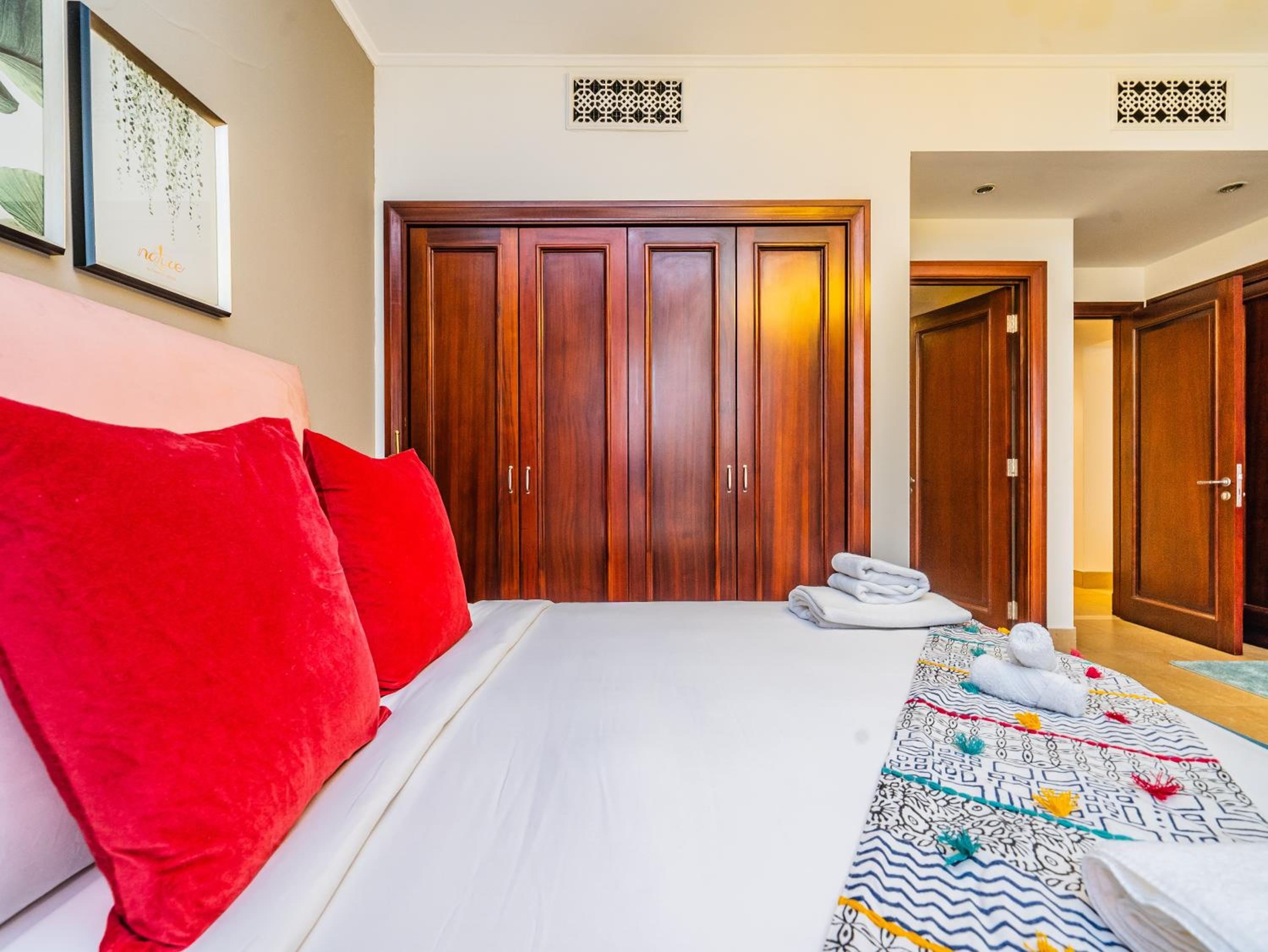Colorful Apartment near Dubai Mall with Balcony