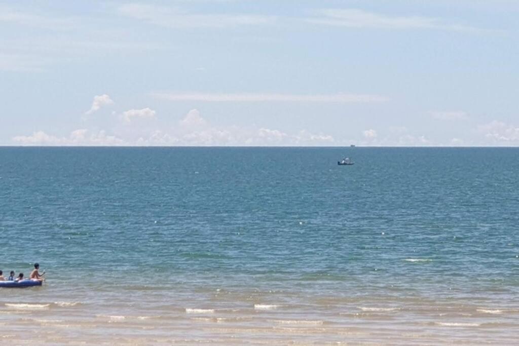 Hua Hin 1 Bedroom Pool View Near Beach, Cicada