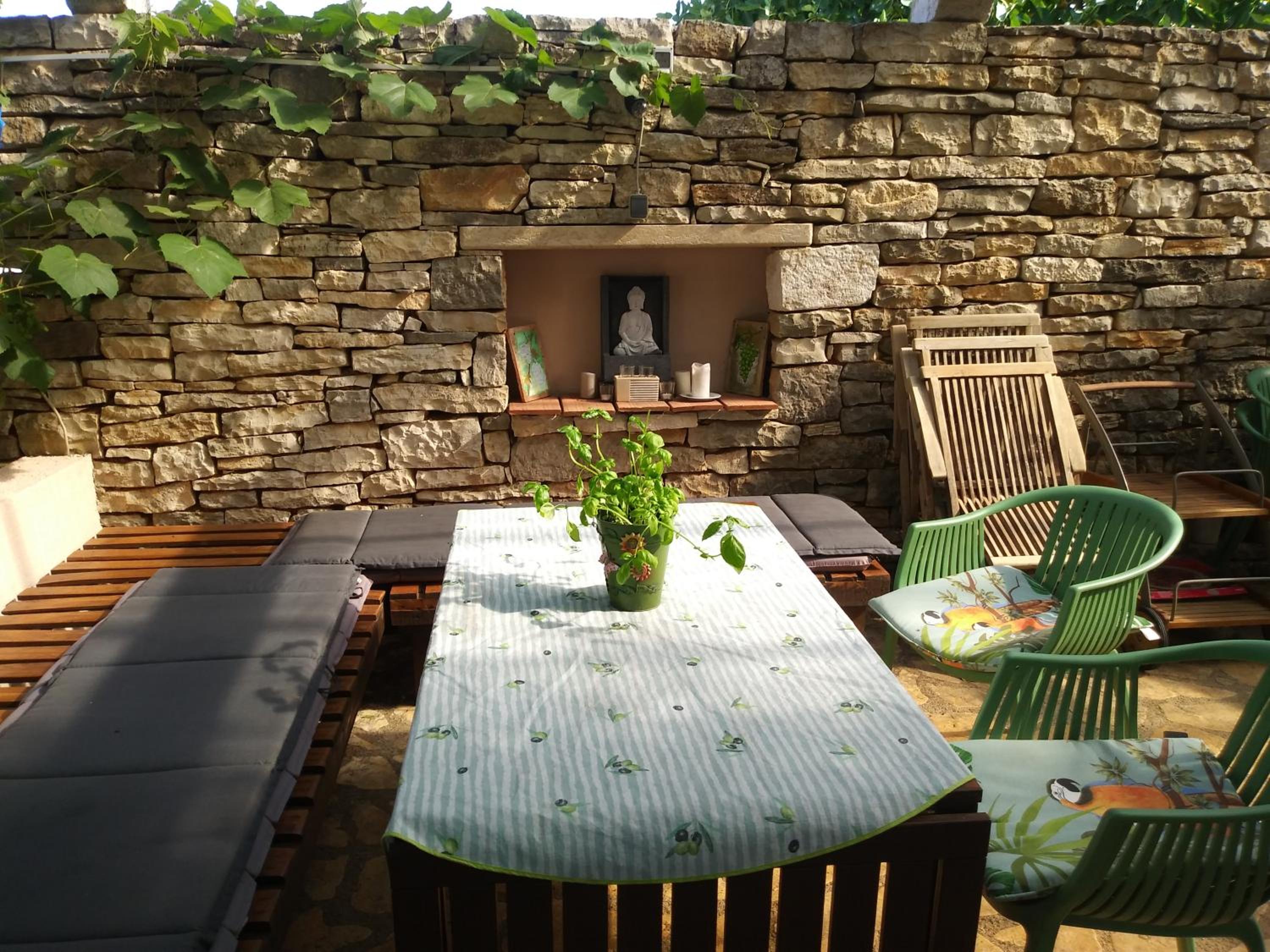 Stonehouse Zena with outdoor Kitchen and Garden view 3