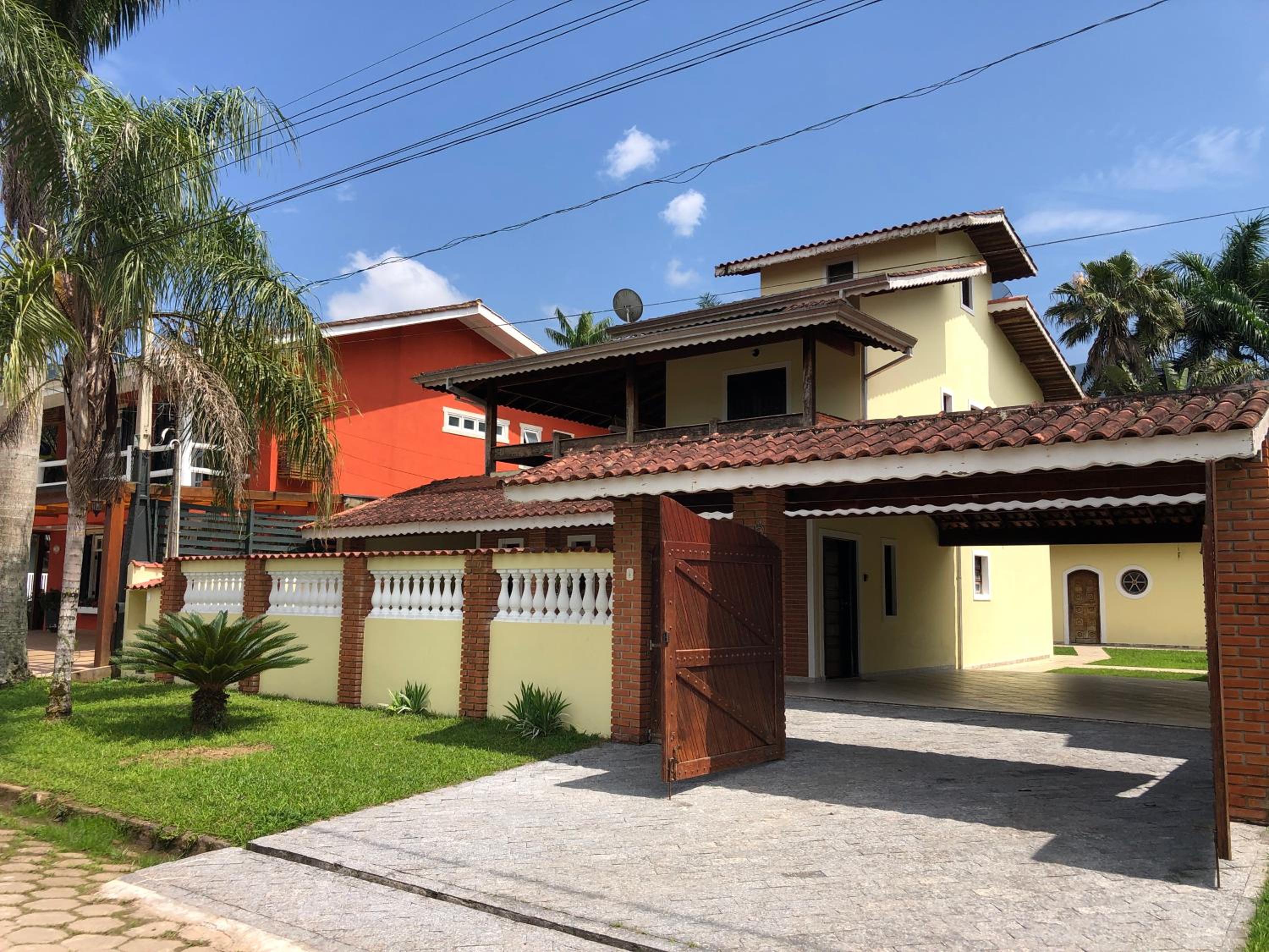 Sobrado 4 dorm Cond. Fechado Praia da Mococa Caraguatatuba
