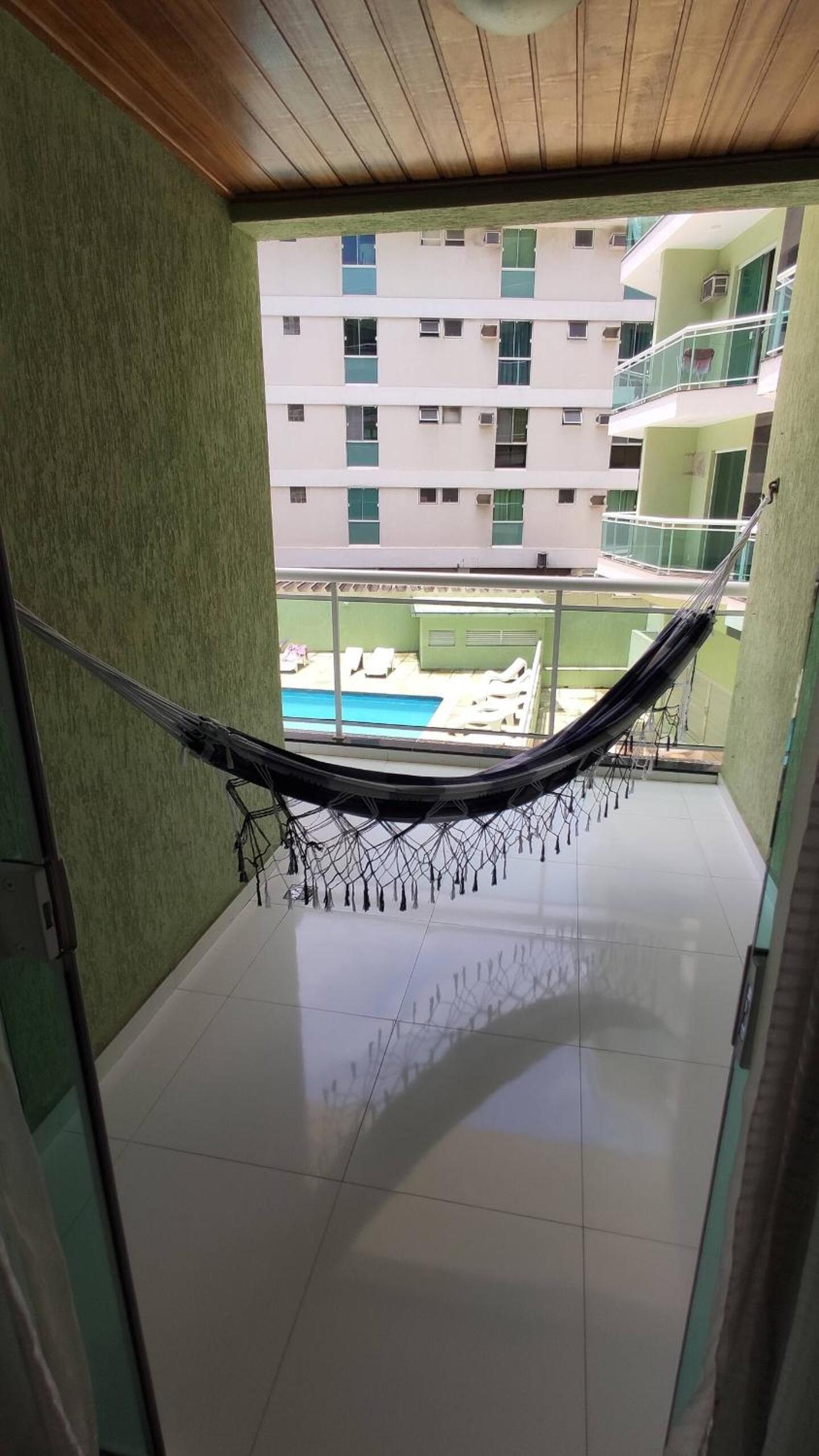 Apto 2 quartos com AR Cond, prédio frente p/ praia