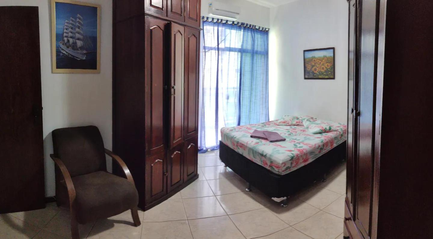Apto 2 quartos com AR Cond, prédio frente p/ praia