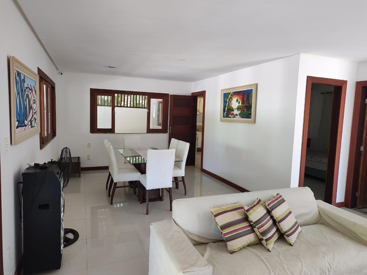 Linda casa 4/4 com piscina na Praia do Forte.