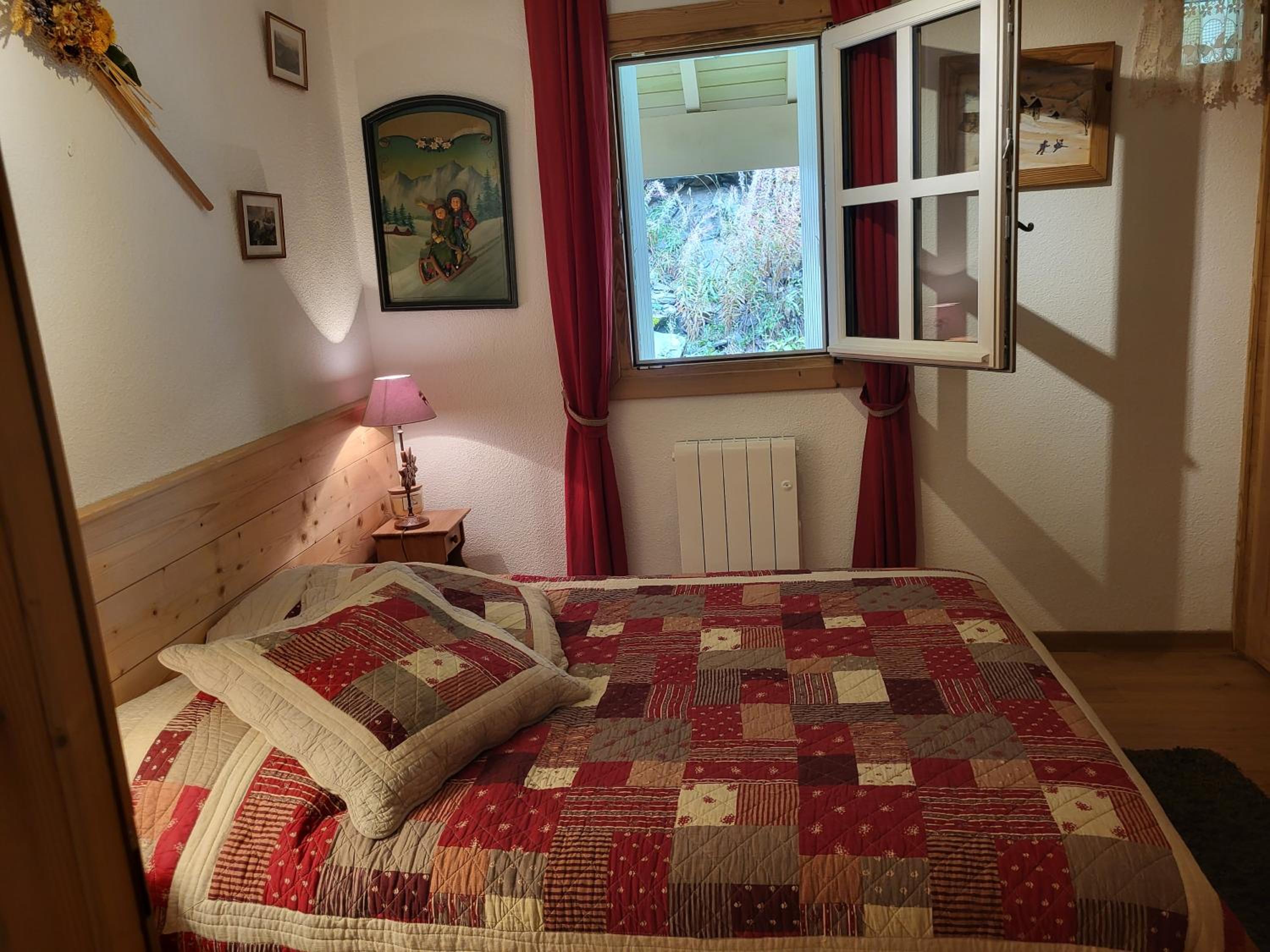 MAGNIFIQUE APPARTEMENT AVEC TERRASSE et VUE IMPRENABLE SUR LE CIRQUE DE FLAINE, 2 chambres et coin montagne, 6 personnes view 3