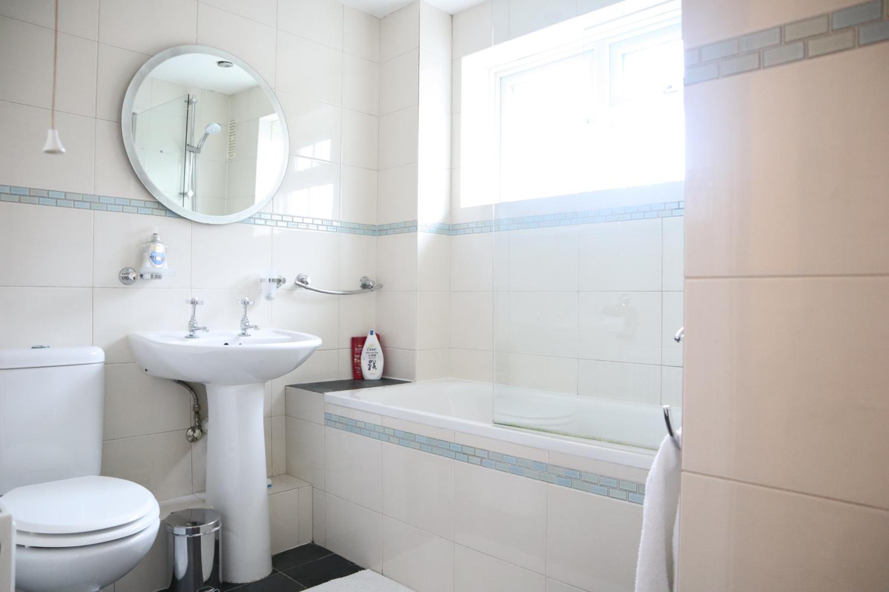 TTSA- Essential 1 Bedroom Apt Balham-Free Parking photo 2