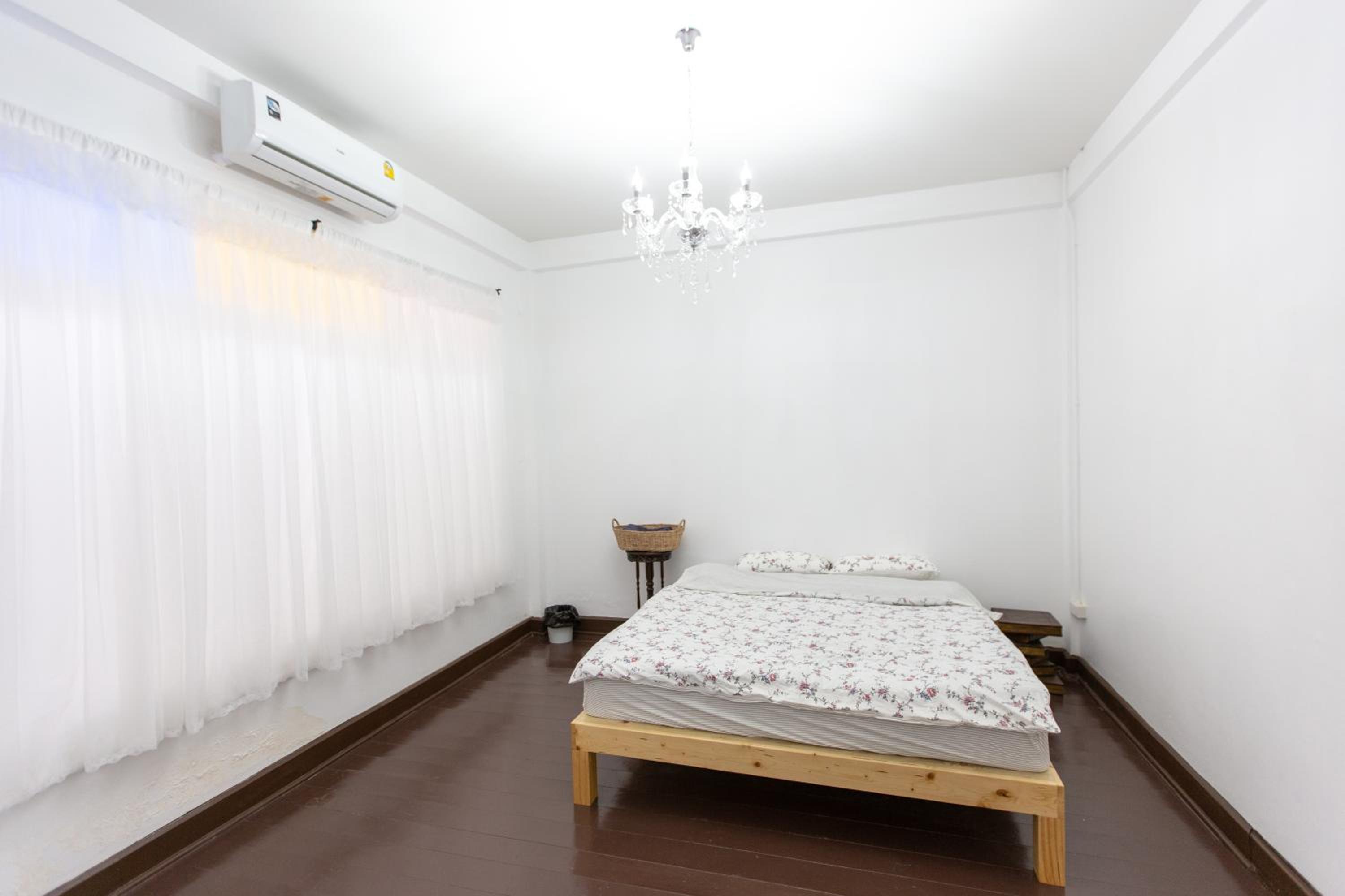 In the heart of the city. Spacious five bedrooms.